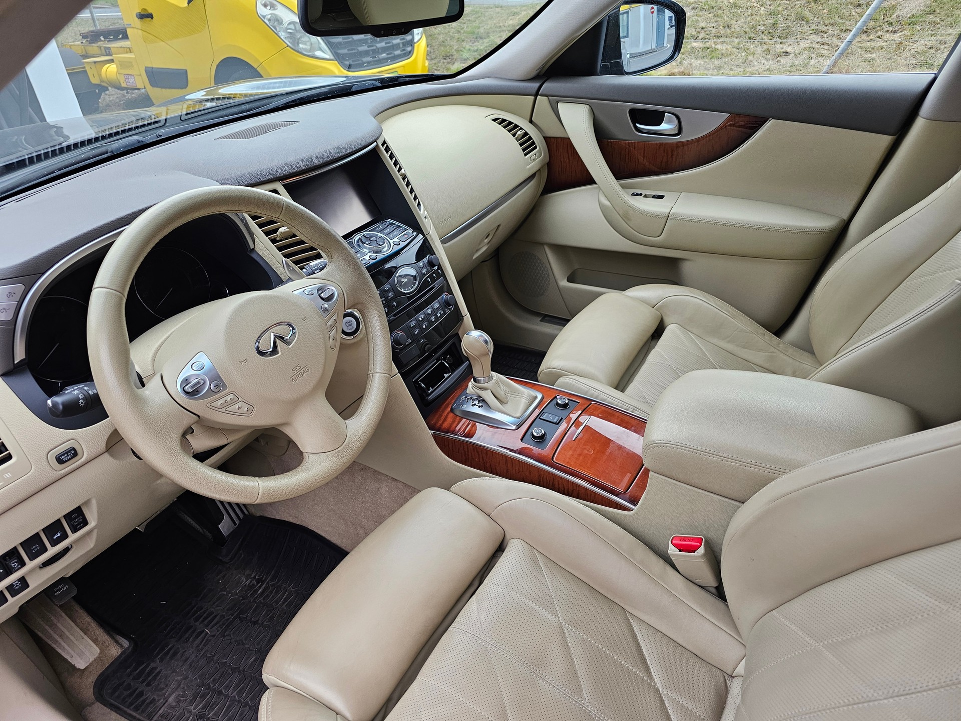 INFINITI QX70 3.0d GT AWD Automatic-image-6