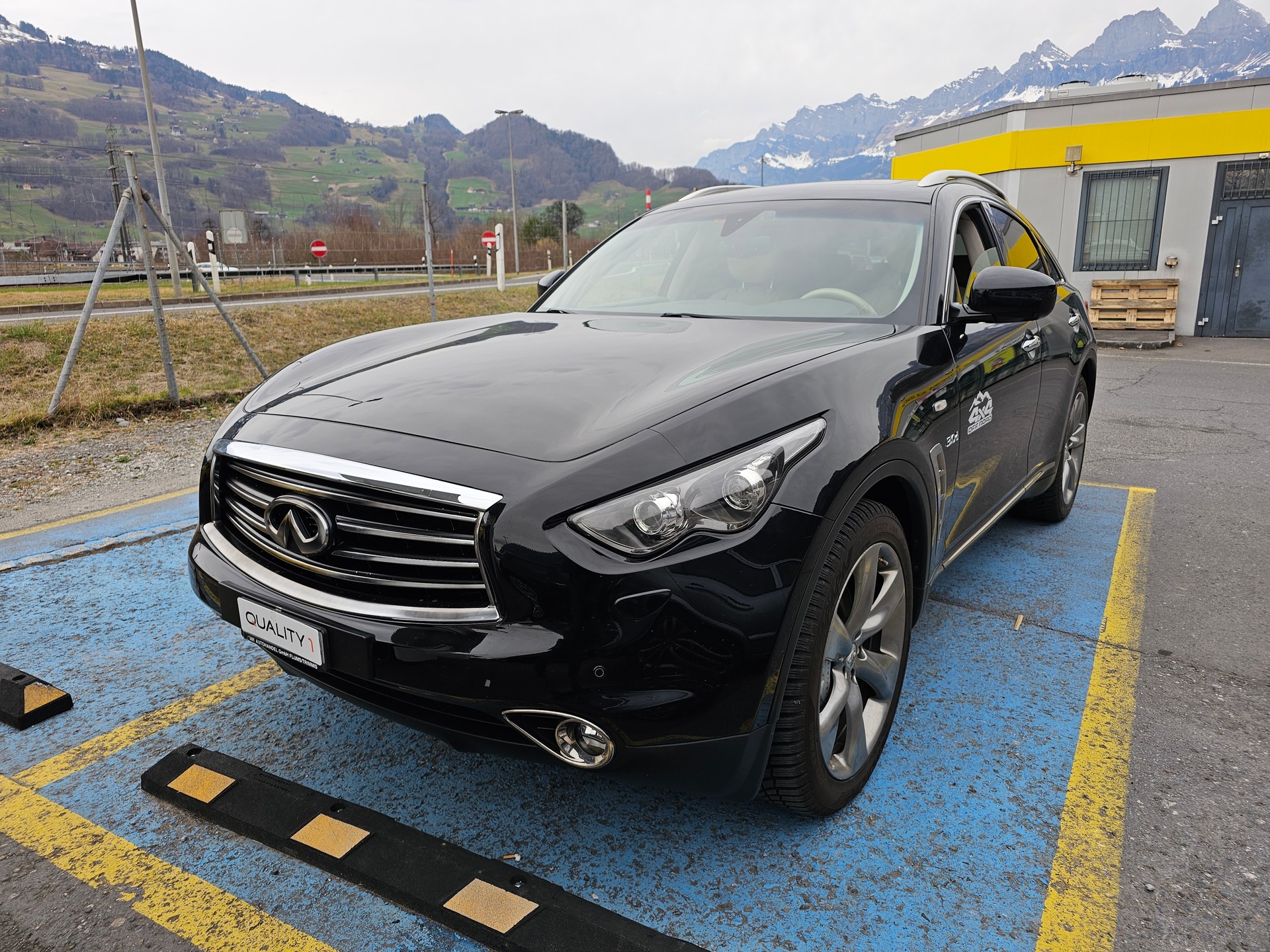 INFINITI QX70 3.0d GT AWD Automatic-image-2