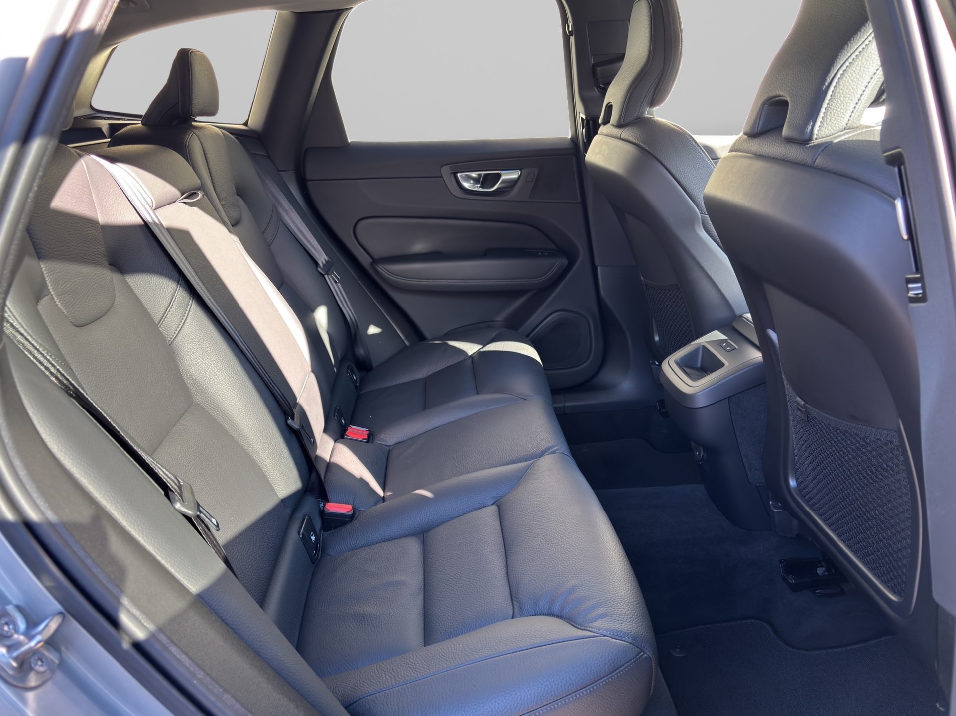 VOLVO XC60 2.0 B5 MH Plus Dark AWD-image-13