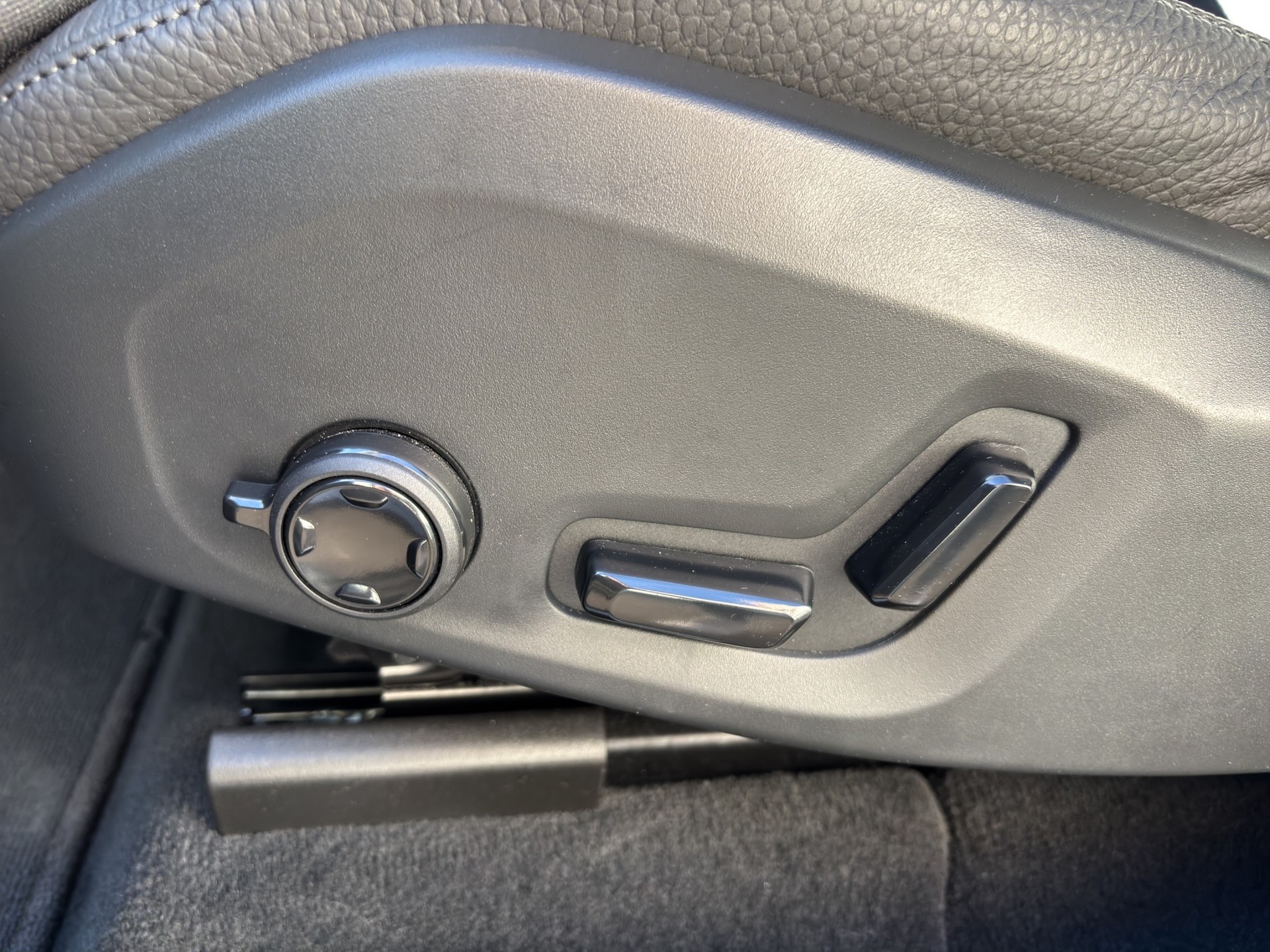 VOLVO XC60 2.0 B5 MH Plus Dark AWD-image-19