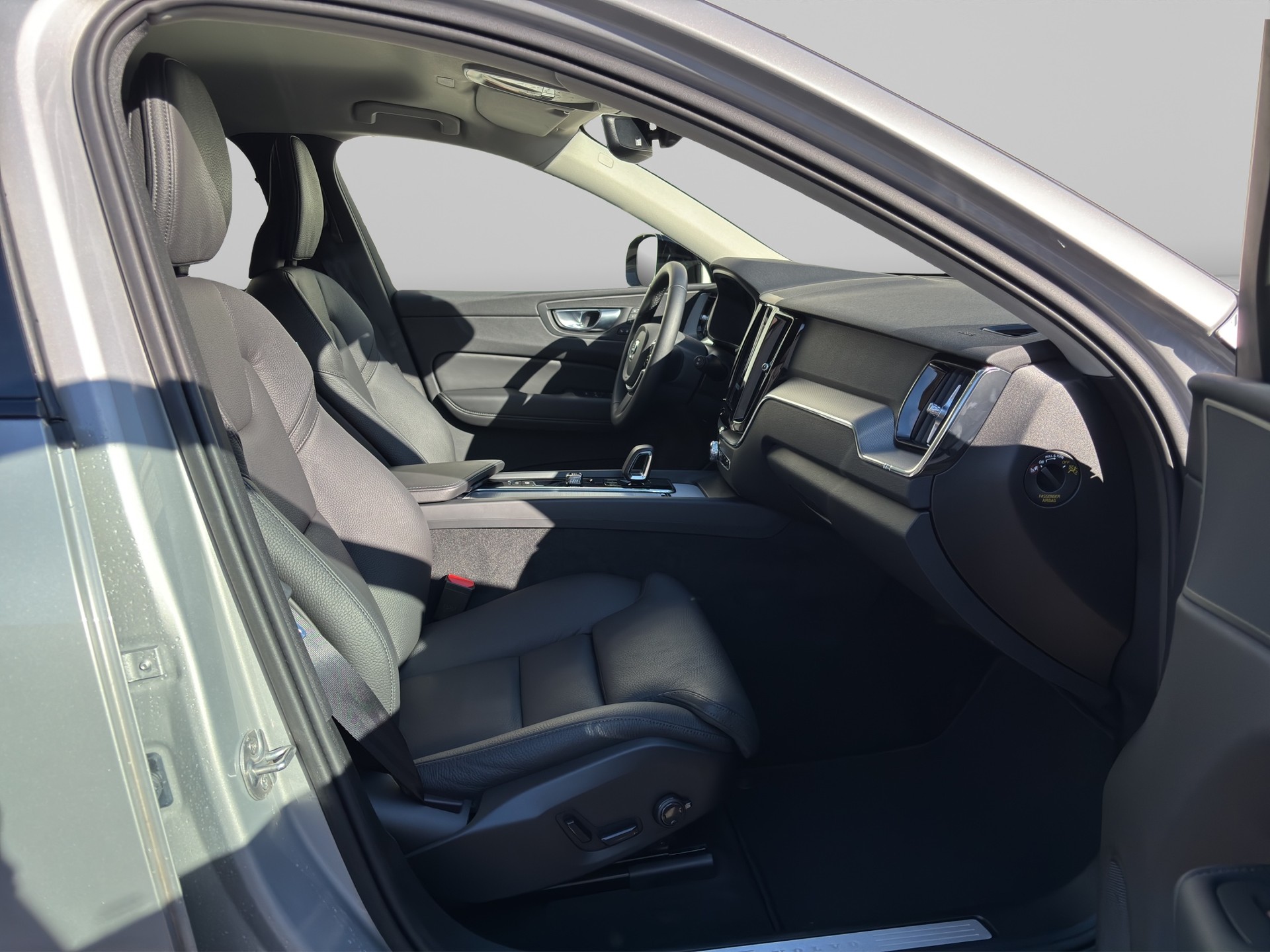 VOLVO XC60 2.0 B5 MH Plus Dark AWD-image-14
