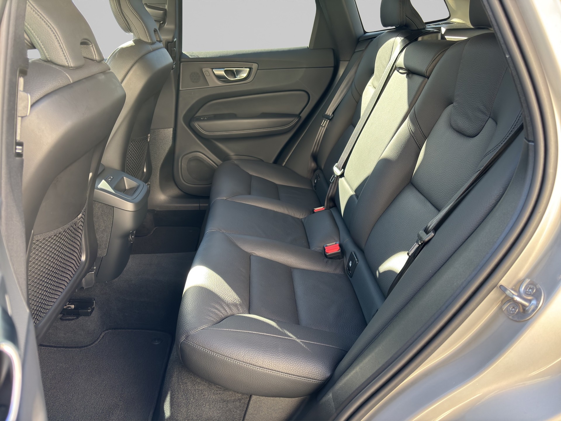 VOLVO XC60 2.0 B5 MH Plus Dark AWD-image-12