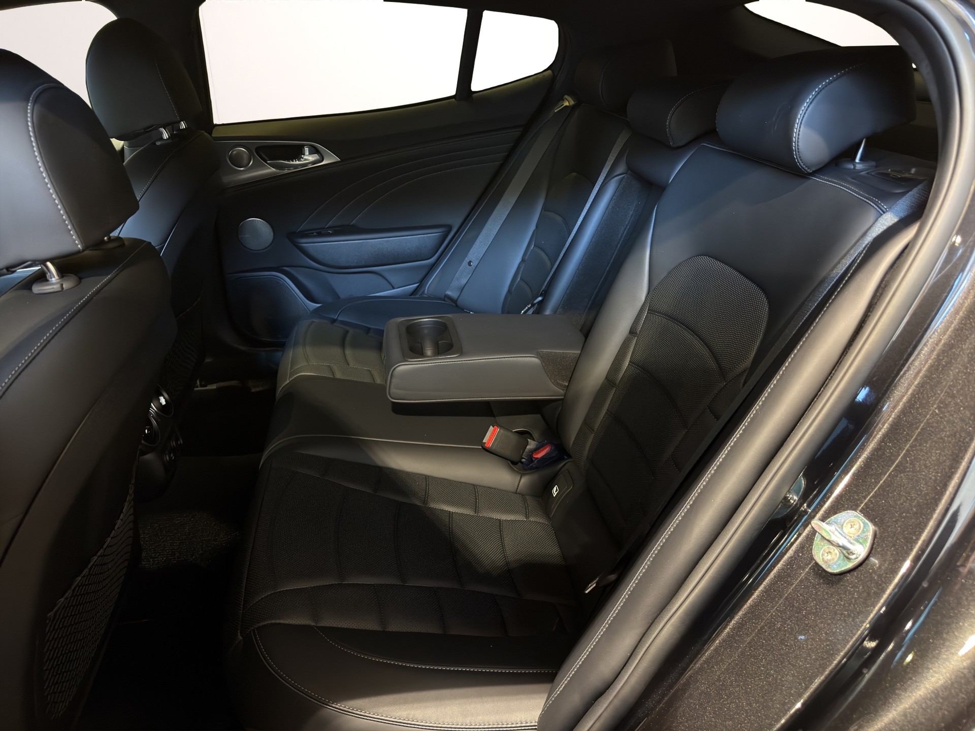 KIA Stinger 3.3 T-GDi GT Automat AWD-image-8