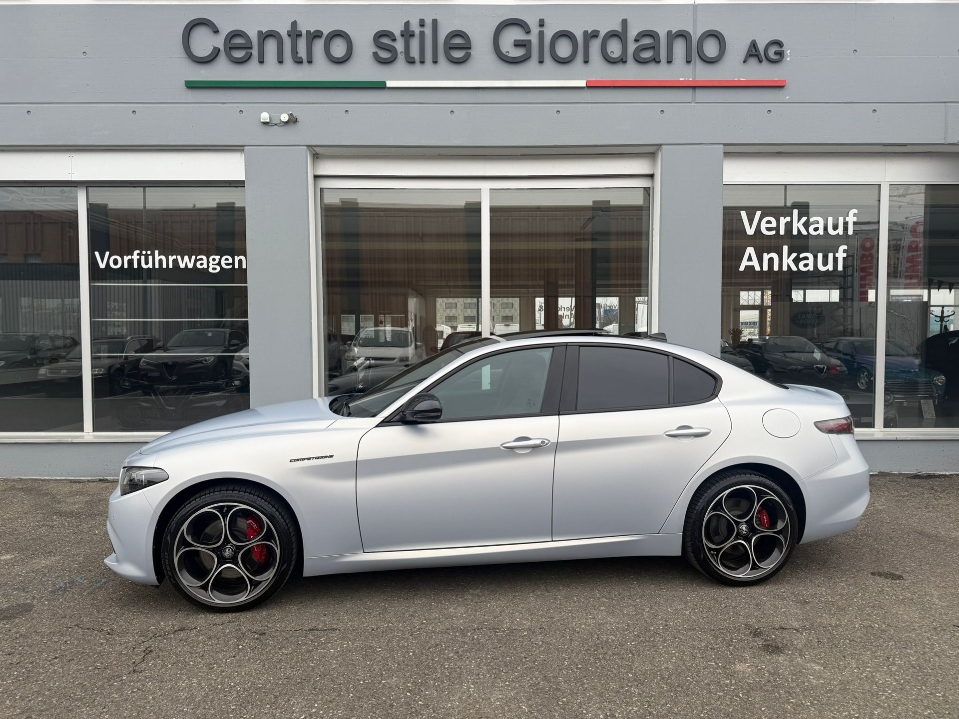 ALFA ROMEO Giulia 2.0 Competizione Pack Sky 280PS Q4 AT8 MY23/24-showroom-element-1