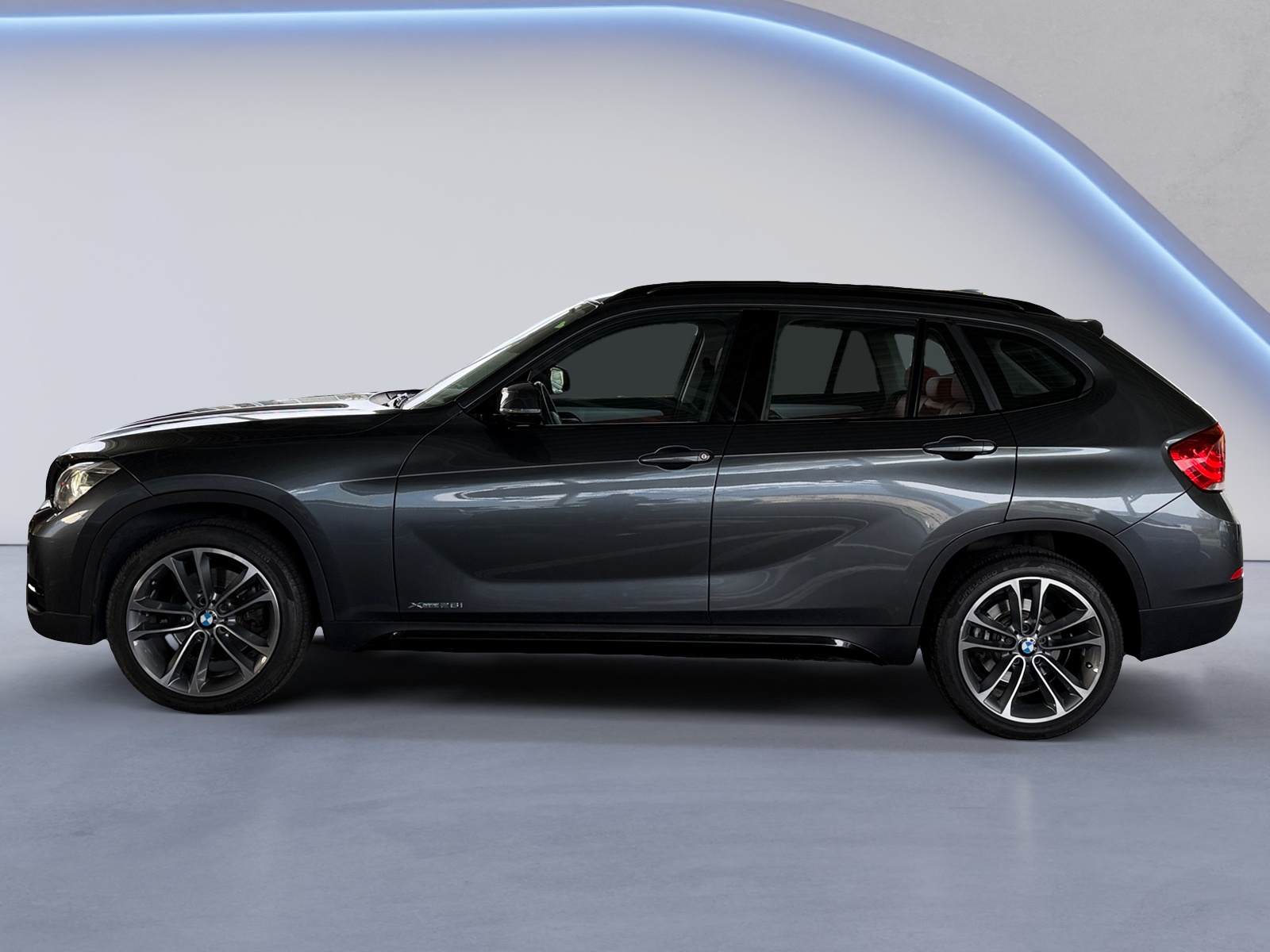 BMW X1 28i xDrive-showroom-element-1