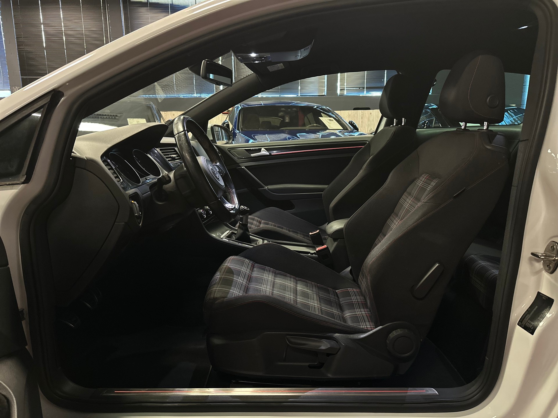 VW Golf 7 GTI Performance / ** Frisch ab MFK & Service **-image-11