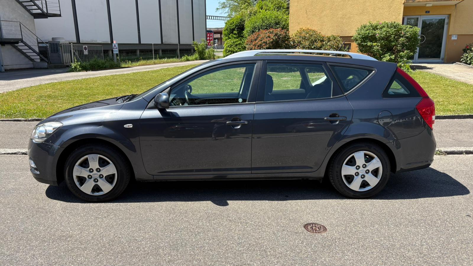 KIA Cee'd Sporty Wagon 1.6 CRDi Trend Automatic-image-3