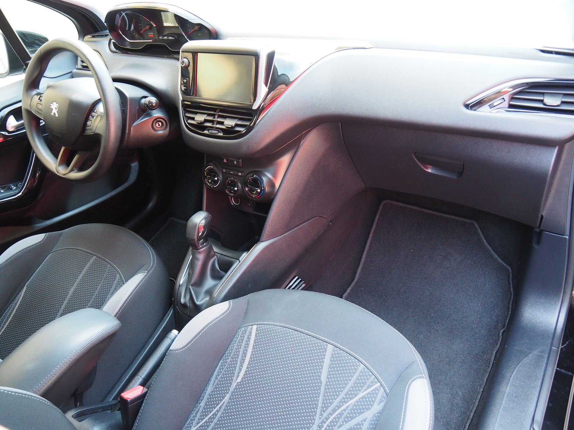 PEUGEOT 208 1.2 VTI Active-image-11