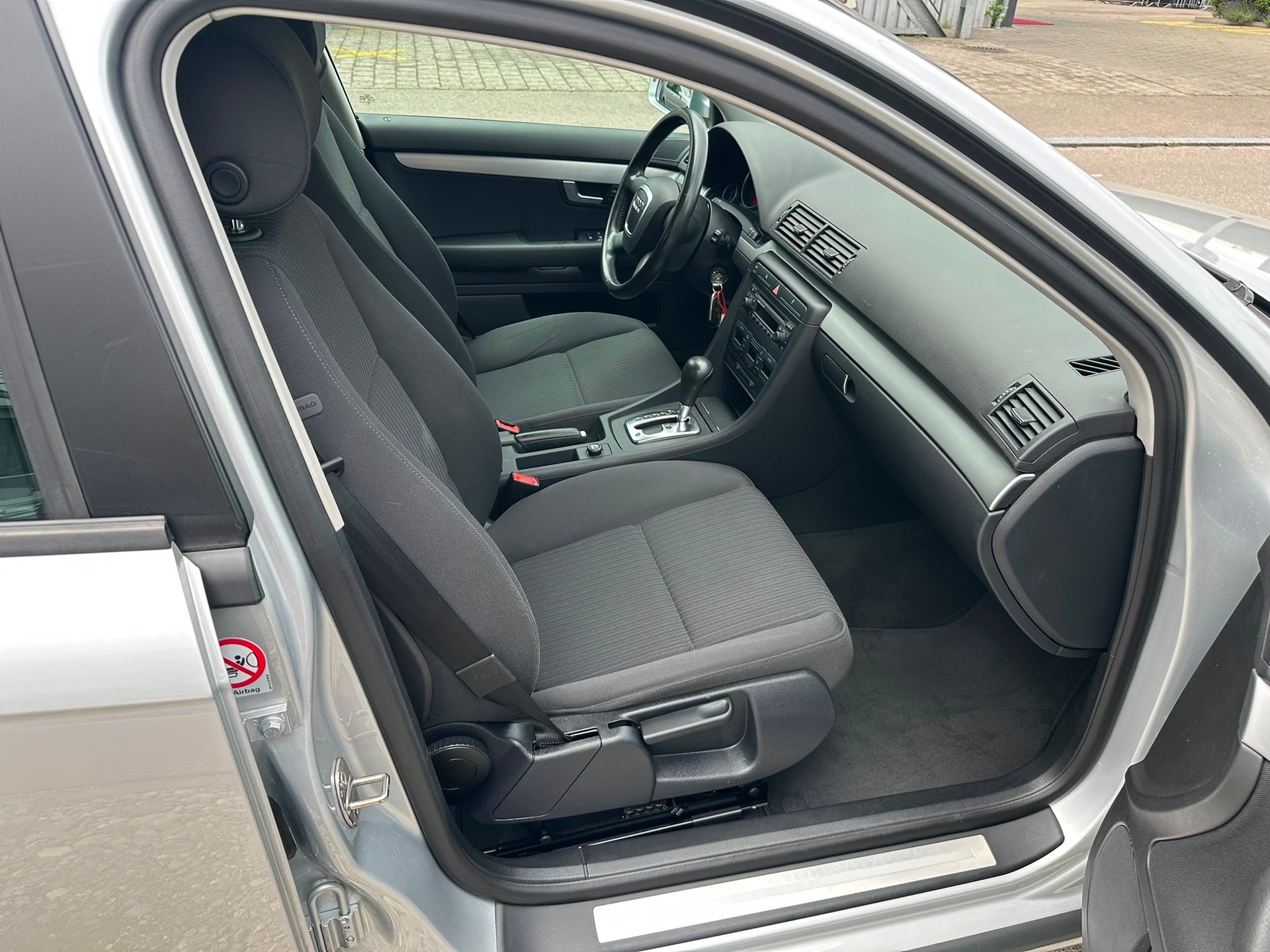 AUDI A4 Limousine 1.8 T-image-13
