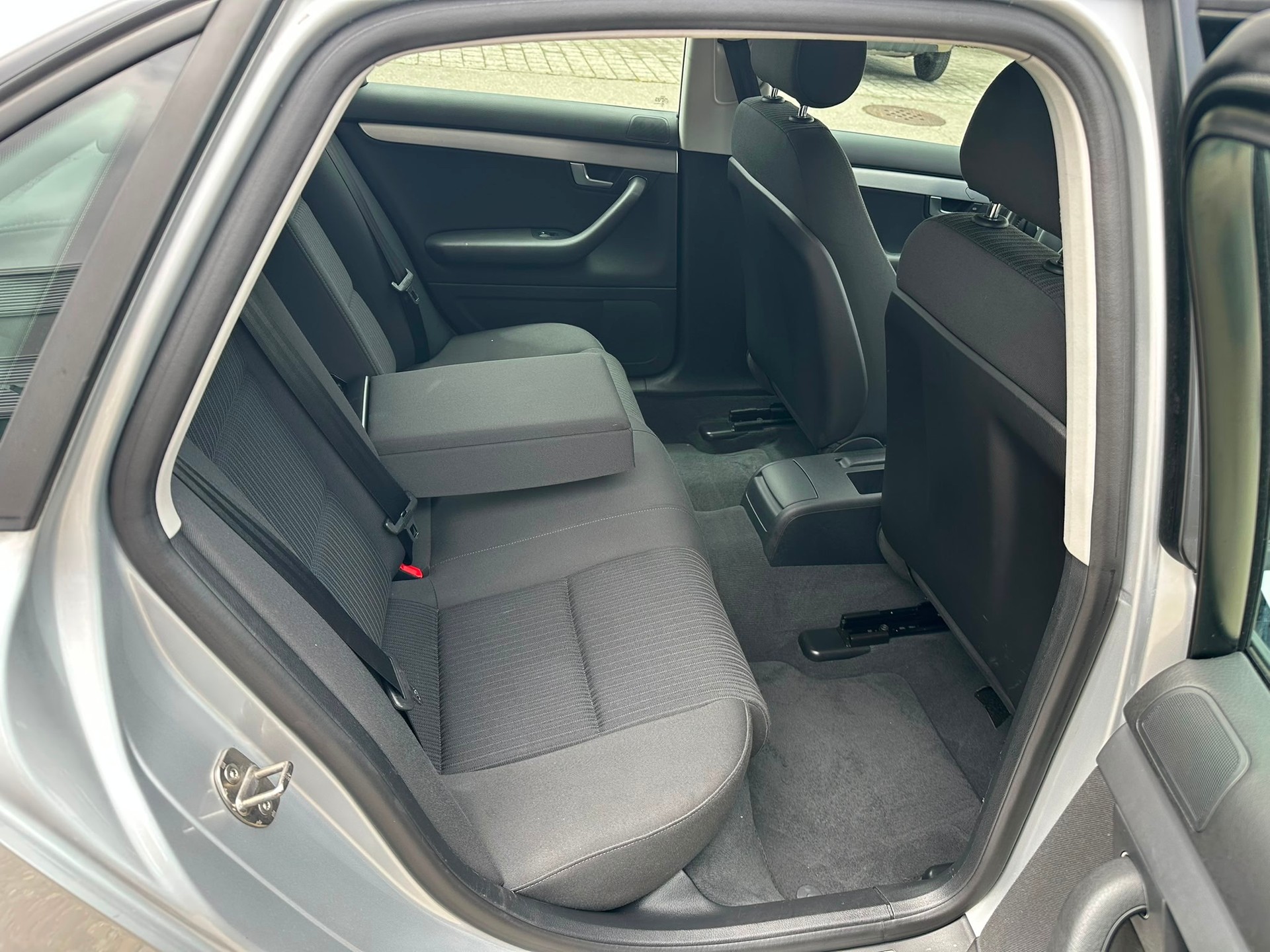 AUDI A4 Limousine 1.8 T-image-12