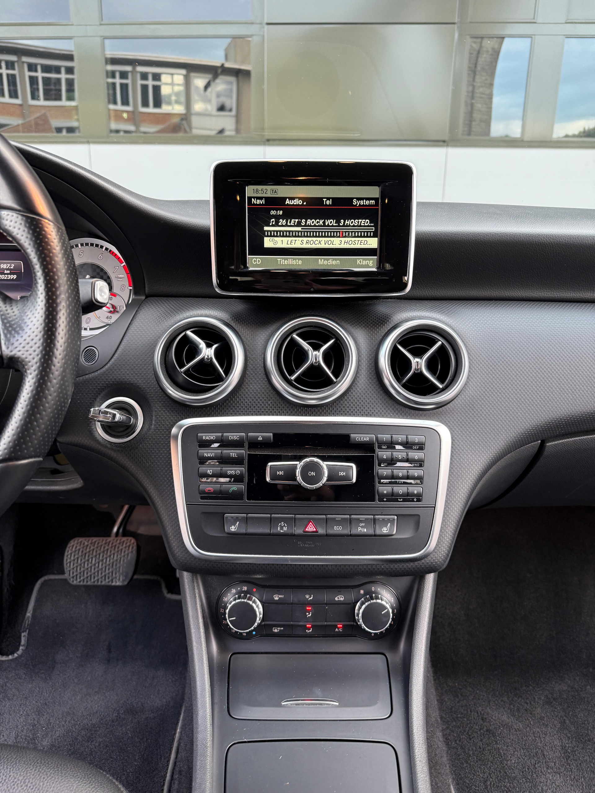 MERCEDES-BENZ A 180 Urban 7G-DCT-image-13