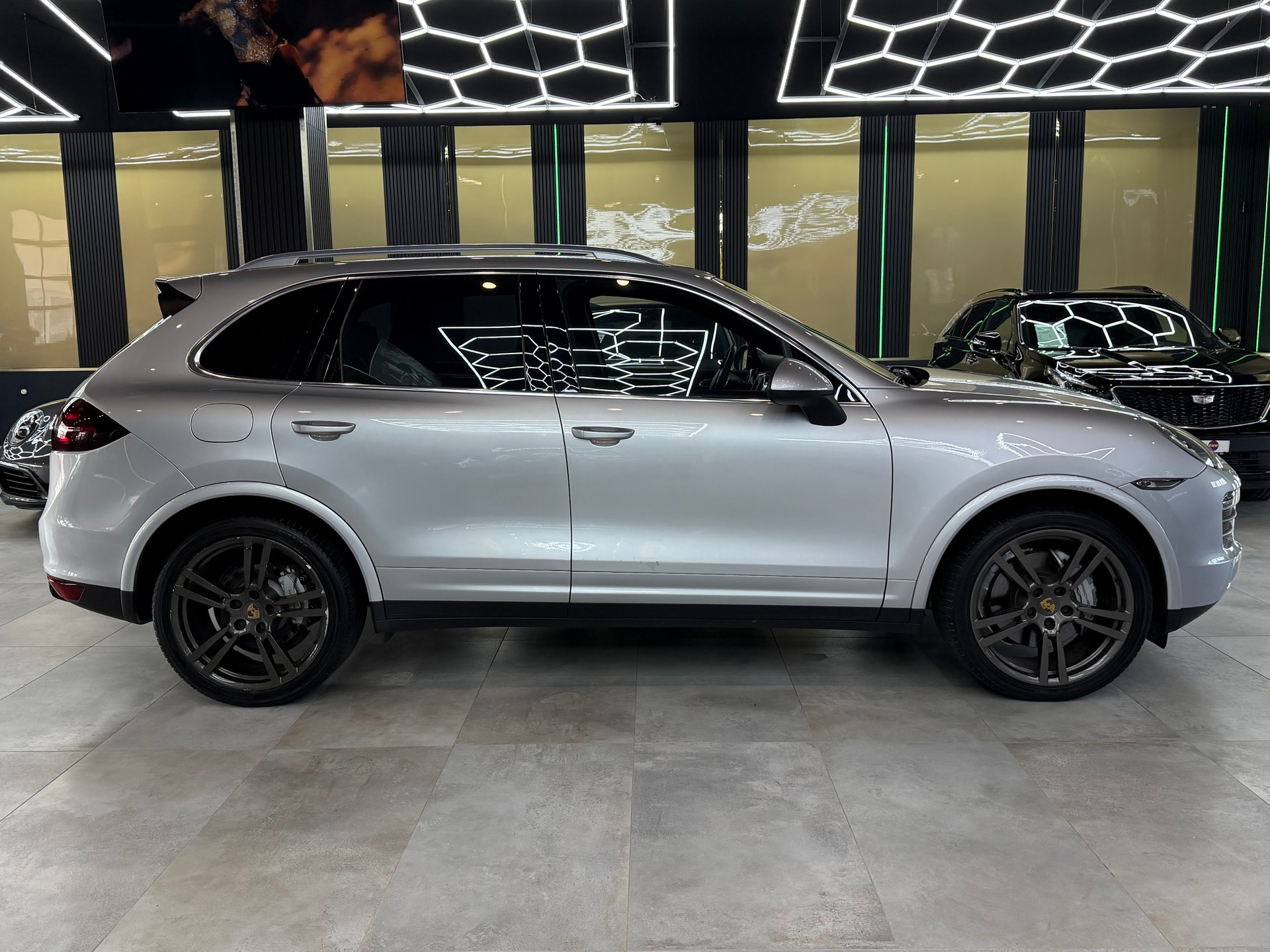 PORSCHE Cayenne S-showroom-element-3