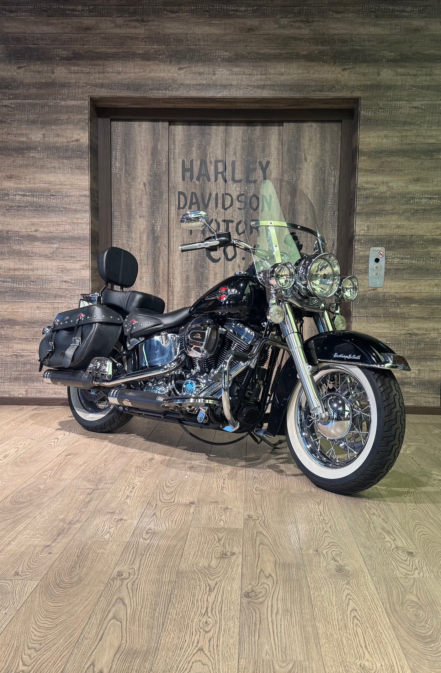 HARLEY-DAVIDSON FLSTC Softail Heritage Classic ABS-showroom-element-1