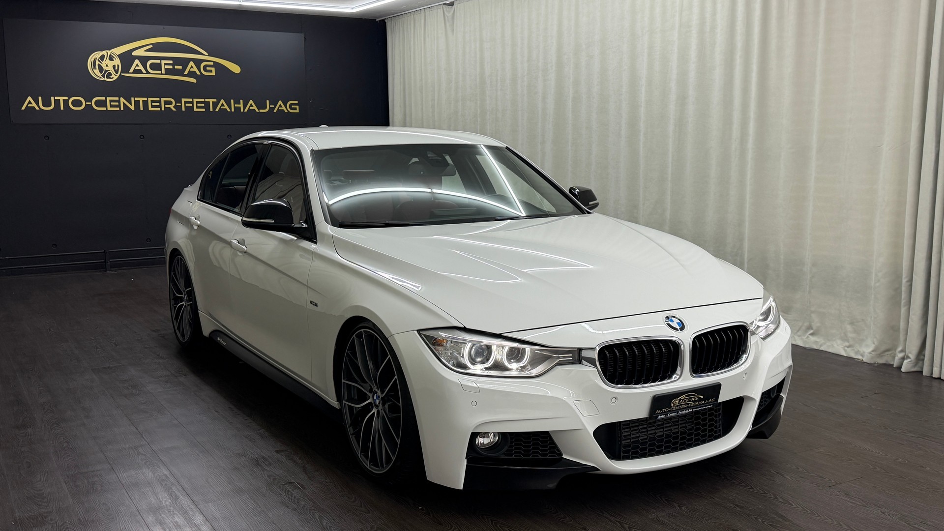 BMW 335i xDrive Sport Line-showroom-element-2