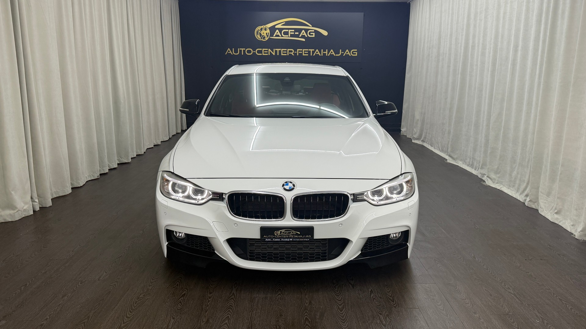 BMW 335i xDrive Sport Line-showroom-element-1