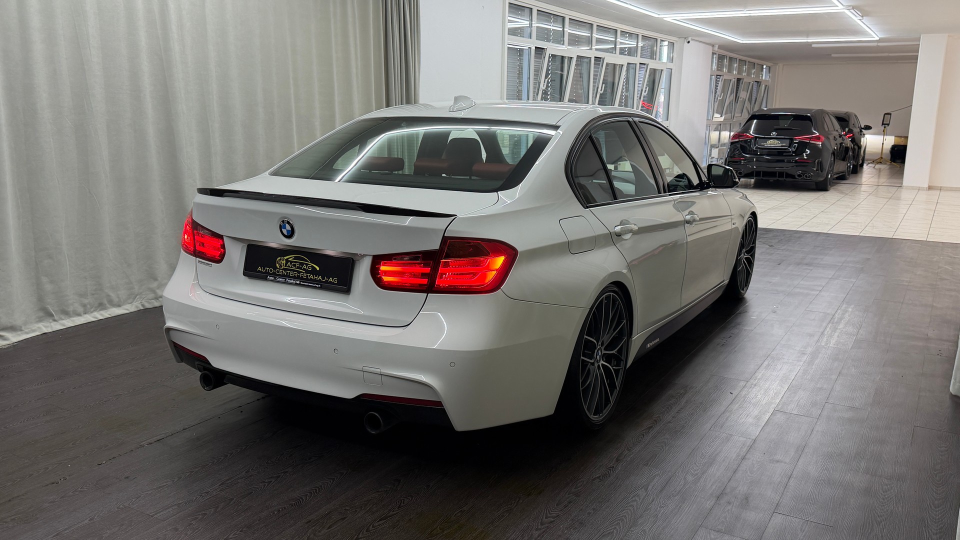 BMW 335i xDrive Sport Line-showroom-element-3