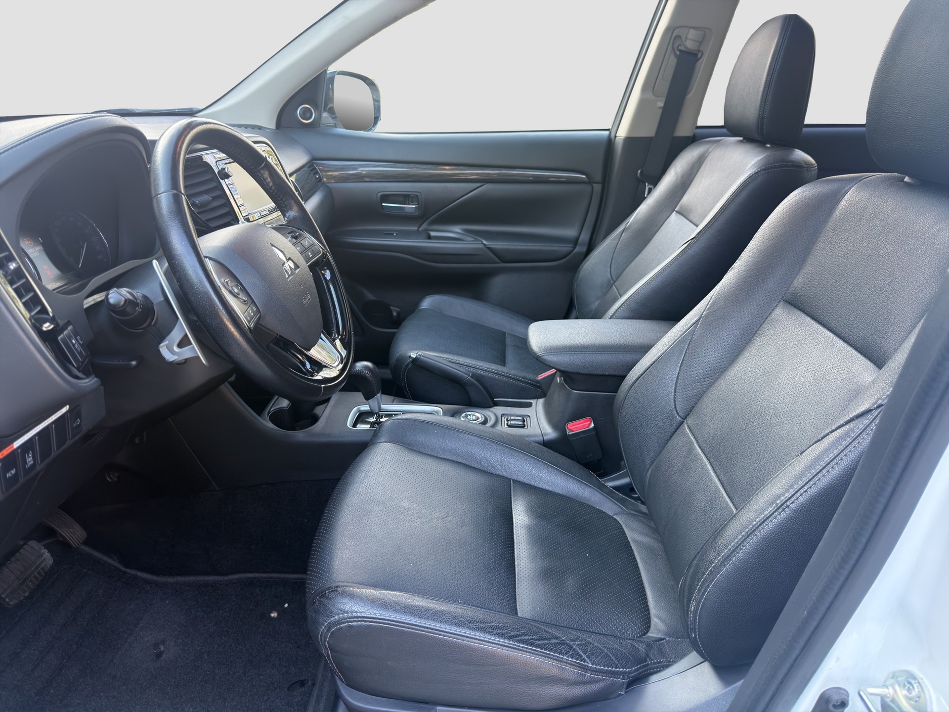 MITSUBISHI Outlander 2.2 DID Diamond 4WD Automatic-image-8