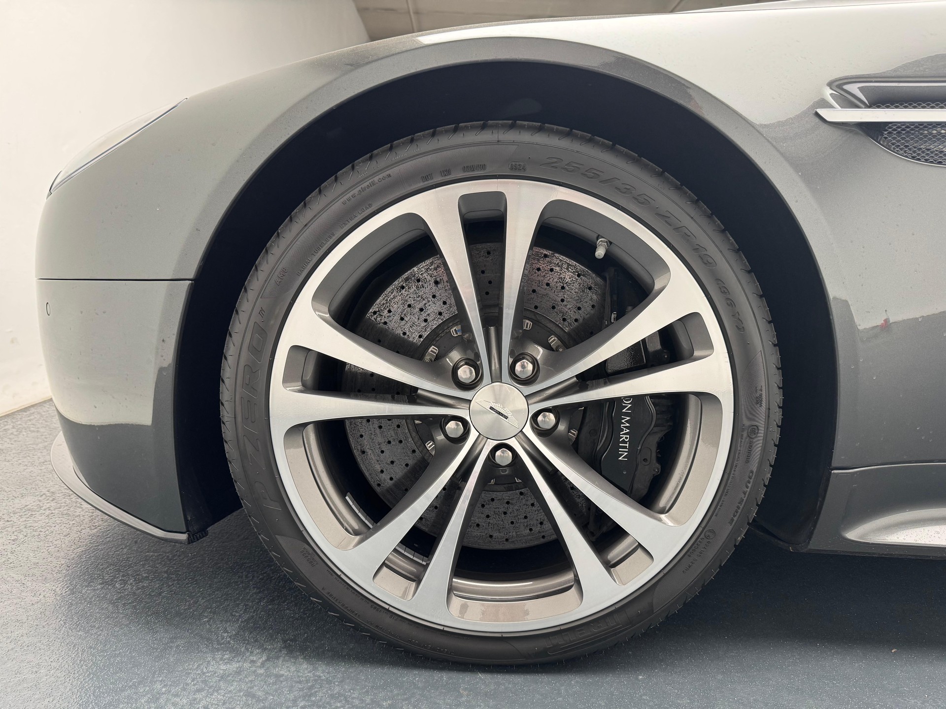 ASTON MARTIN V12 Vantage Coupé 6.0-showroom-element-3