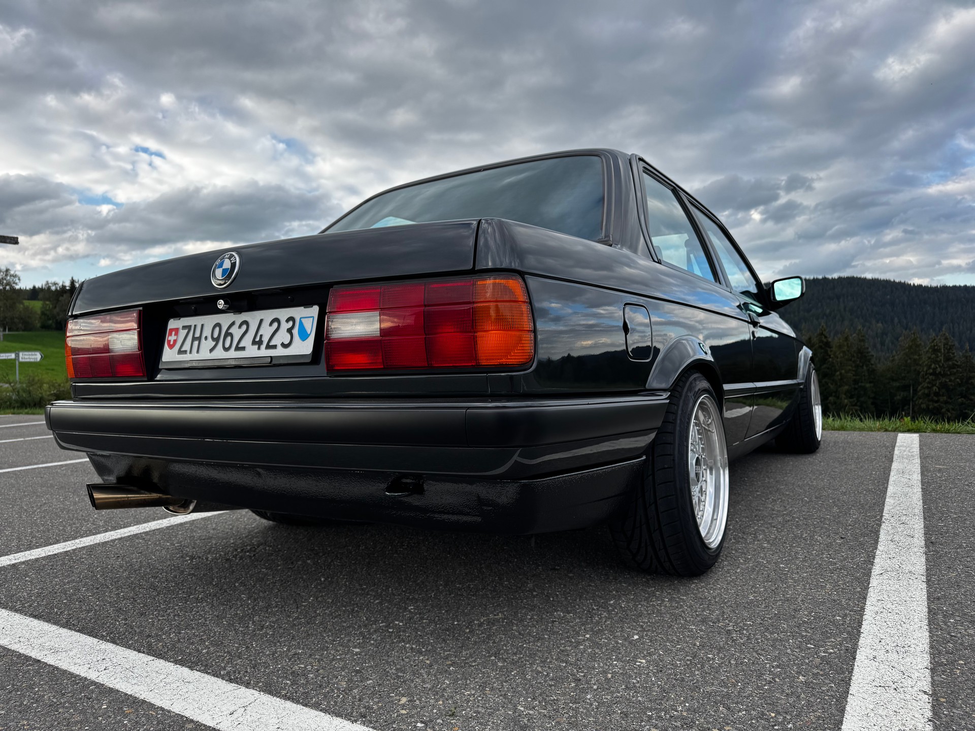 BMW 325i-image-14