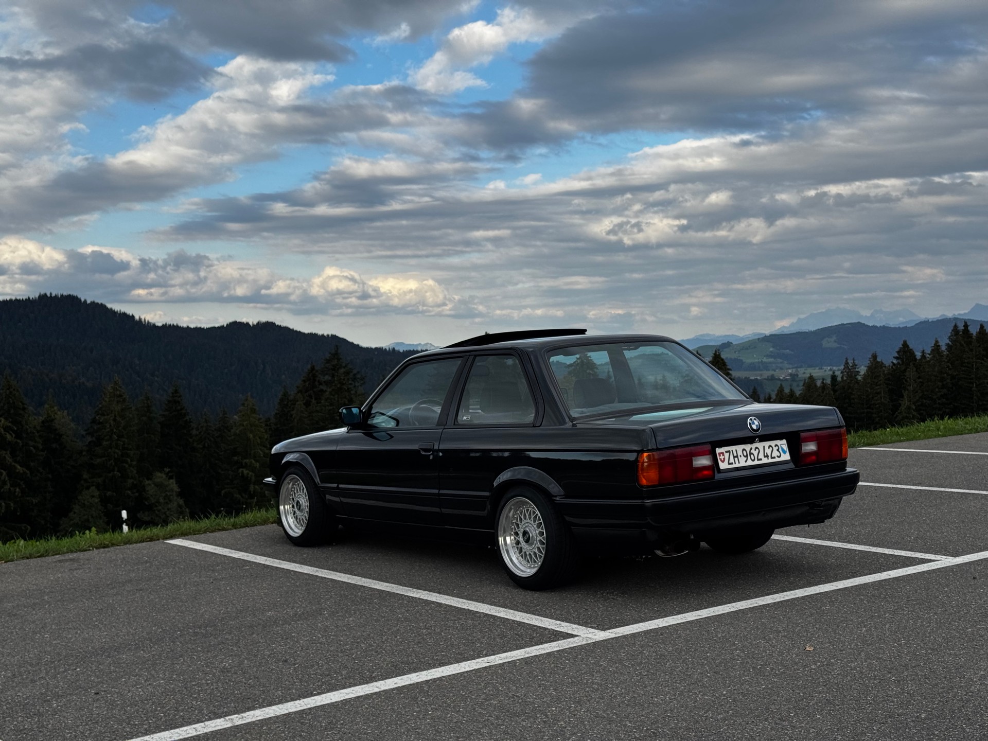 BMW 325i-image-13