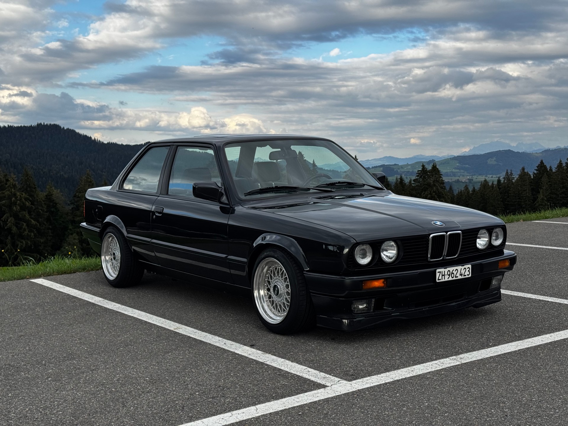 BMW 325i-image-11