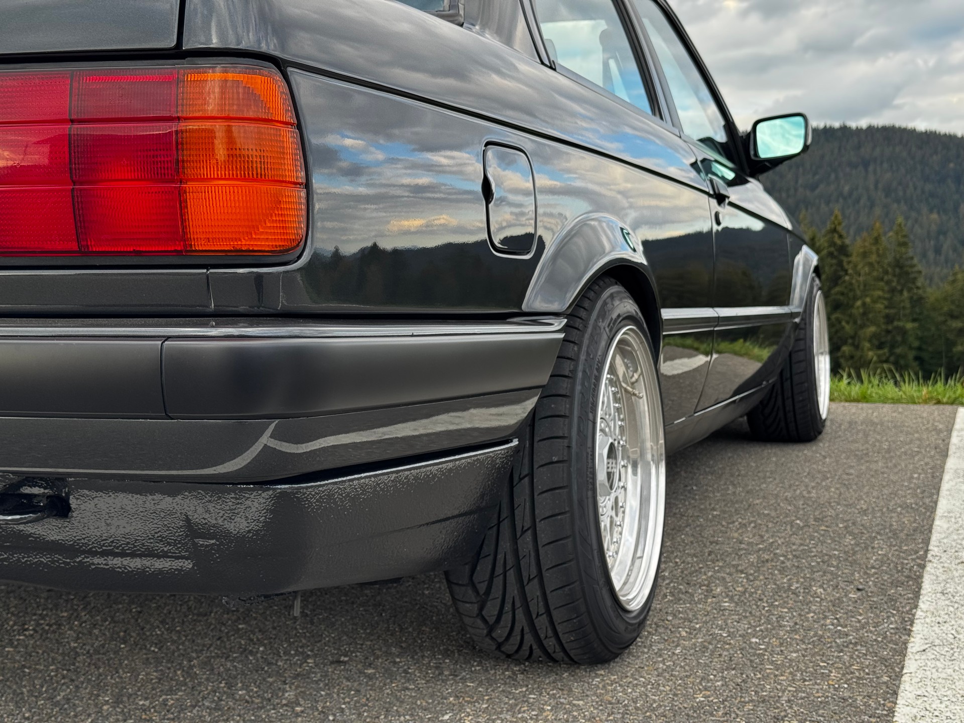BMW 325i-image-15
