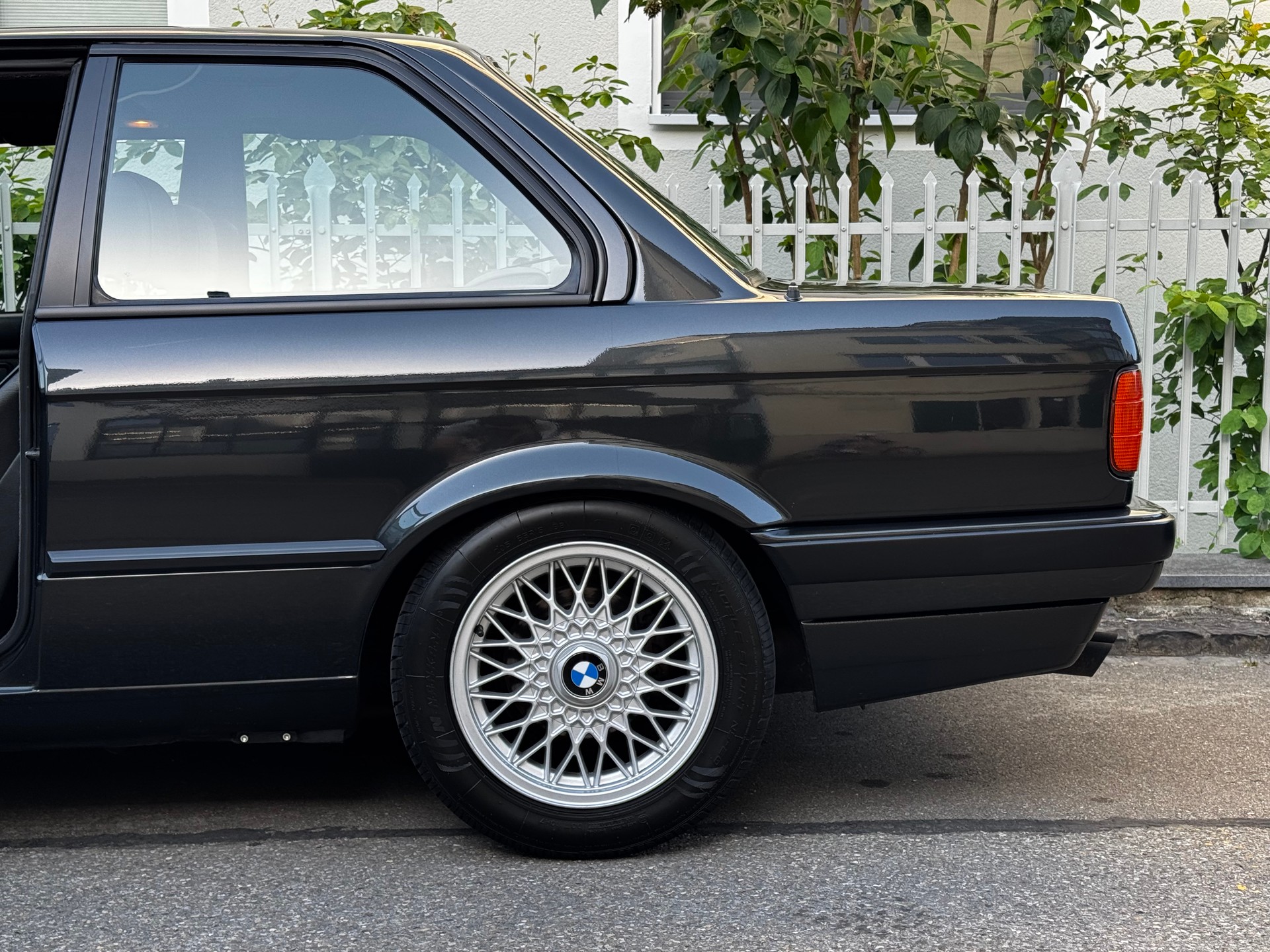 BMW 325i-image-19