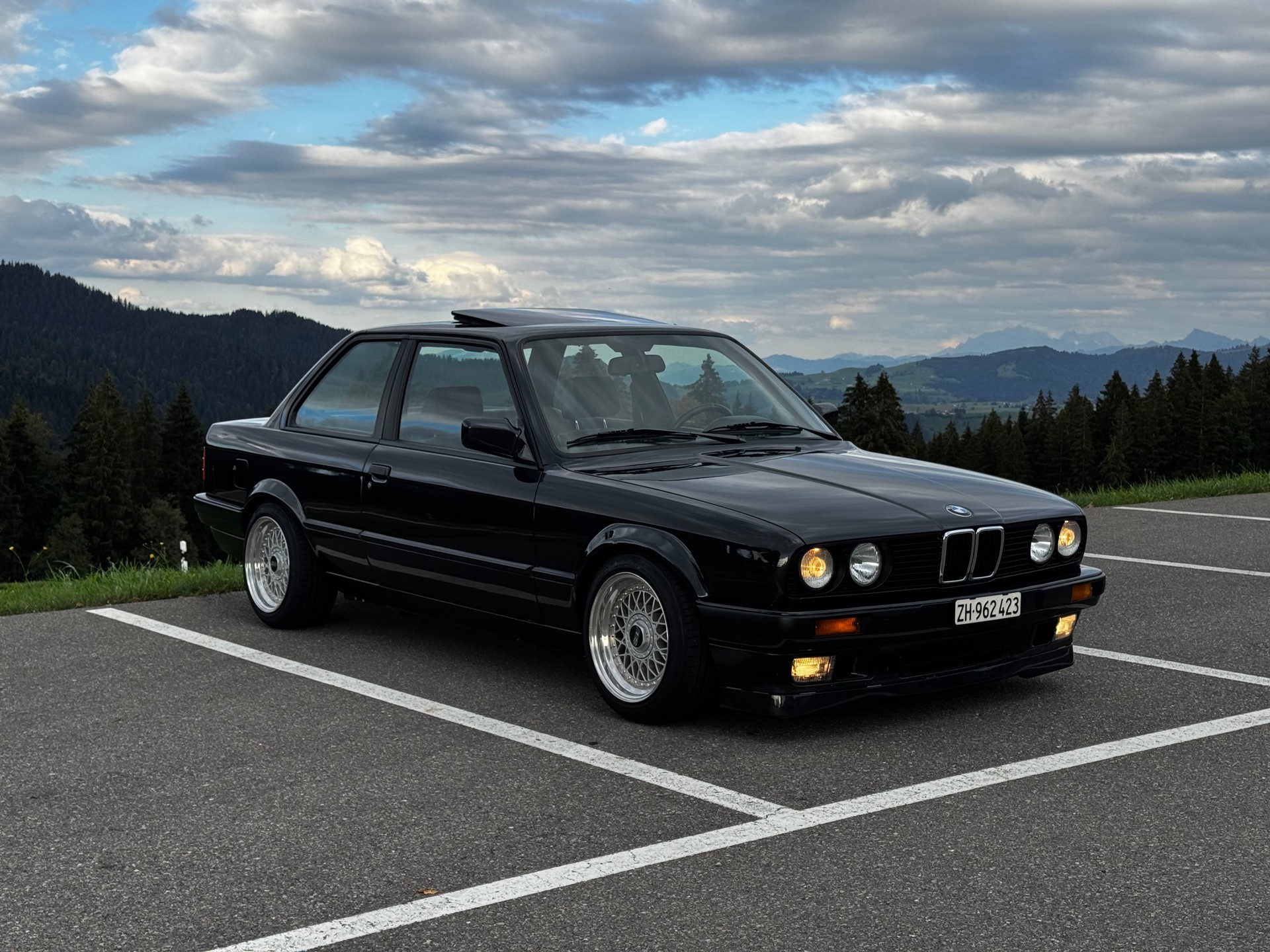 BMW 325i-image-12