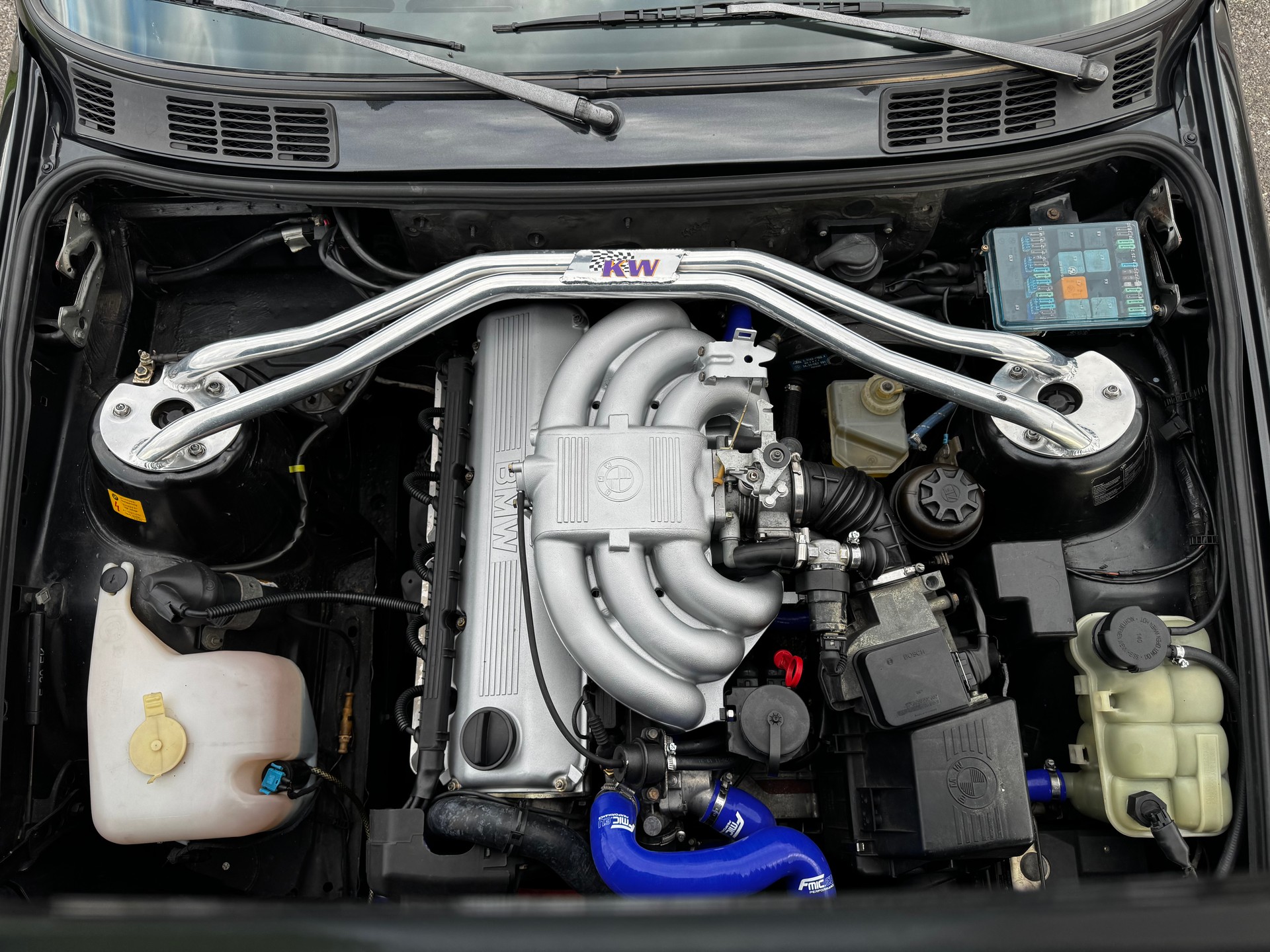 BMW 325i-image-5