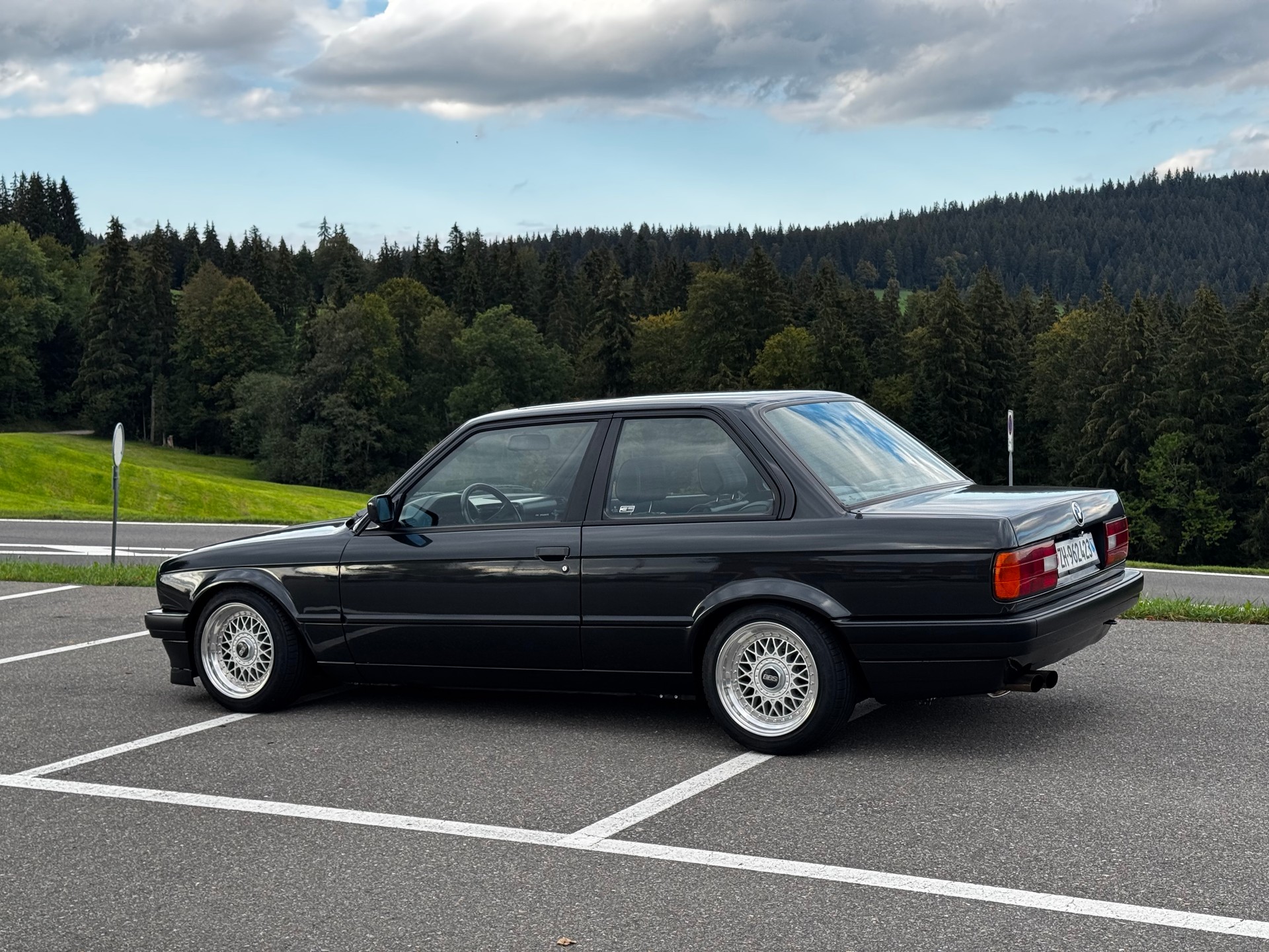 BMW 325i-image-1