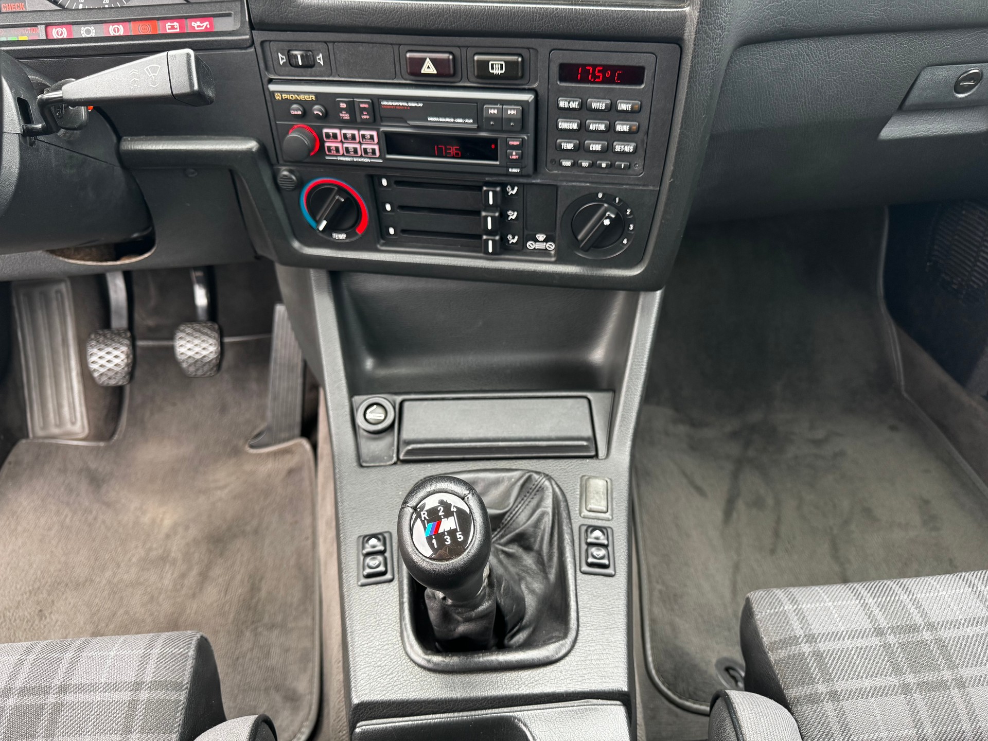 BMW 325i-image-9