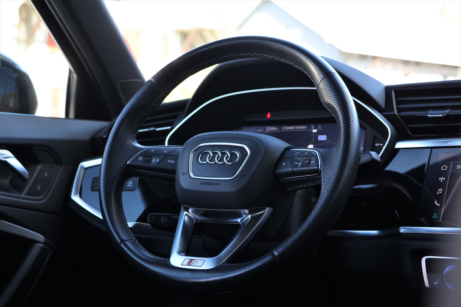 AUDI Q3 Sportback 35 TFSI S line Attraction S-tronic (CH)-image-16