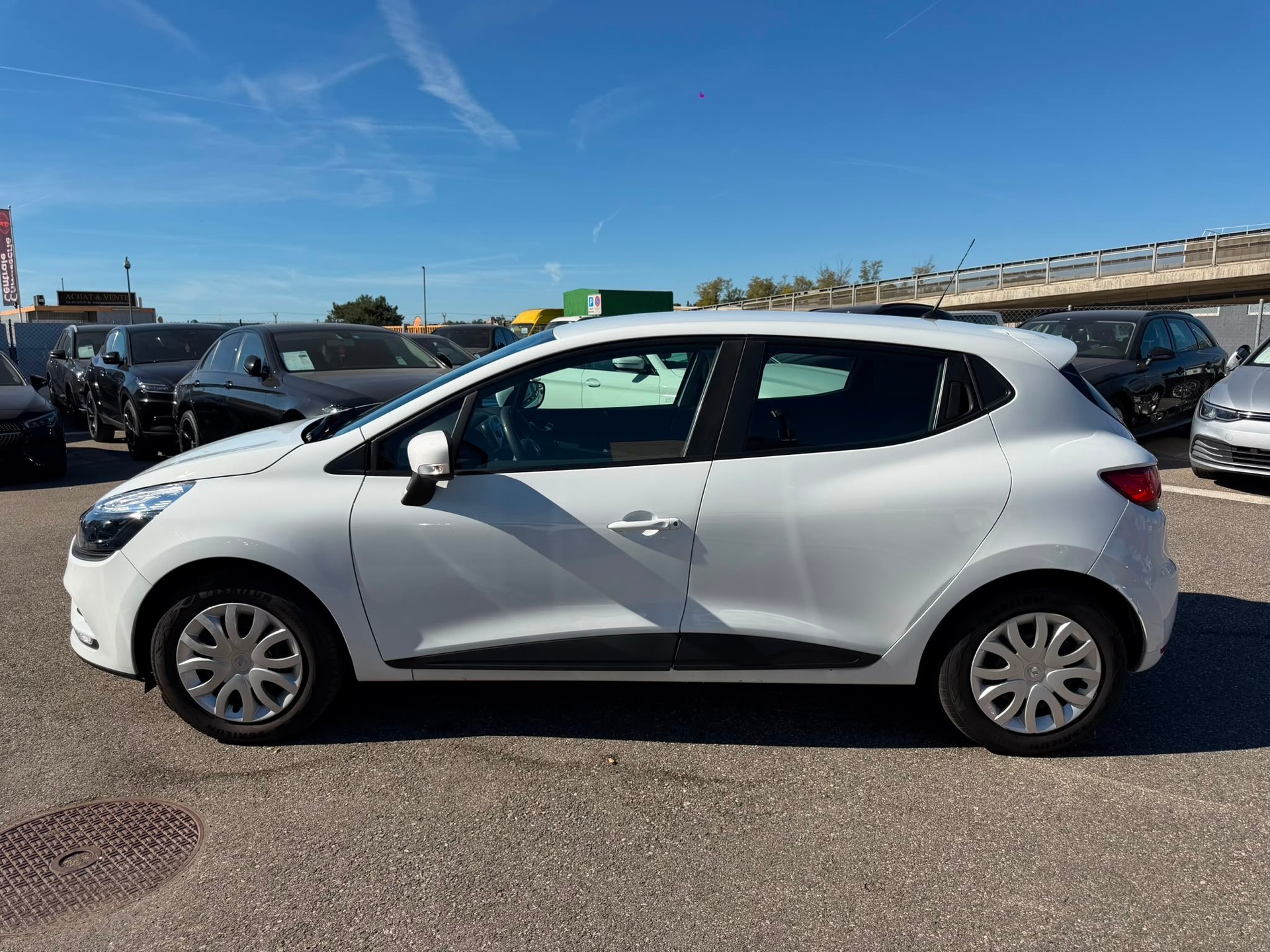RENAULT Clio 1.2 16V Zen expertiser du jour garantie 2 ans 🇨🇭-showroom-element-2