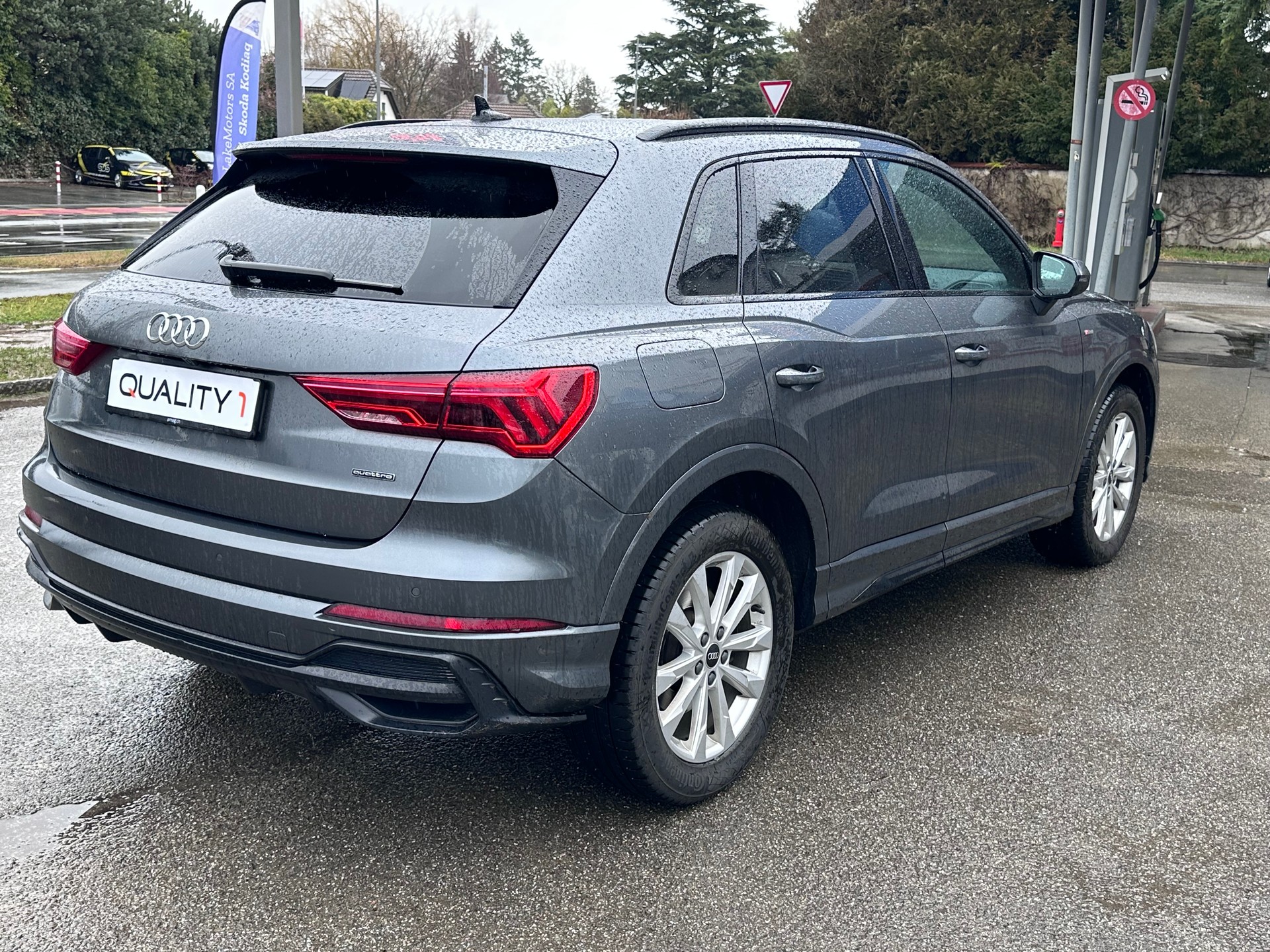 AUDI Q3 40 TFSI S line quattro S-tronic-image-5