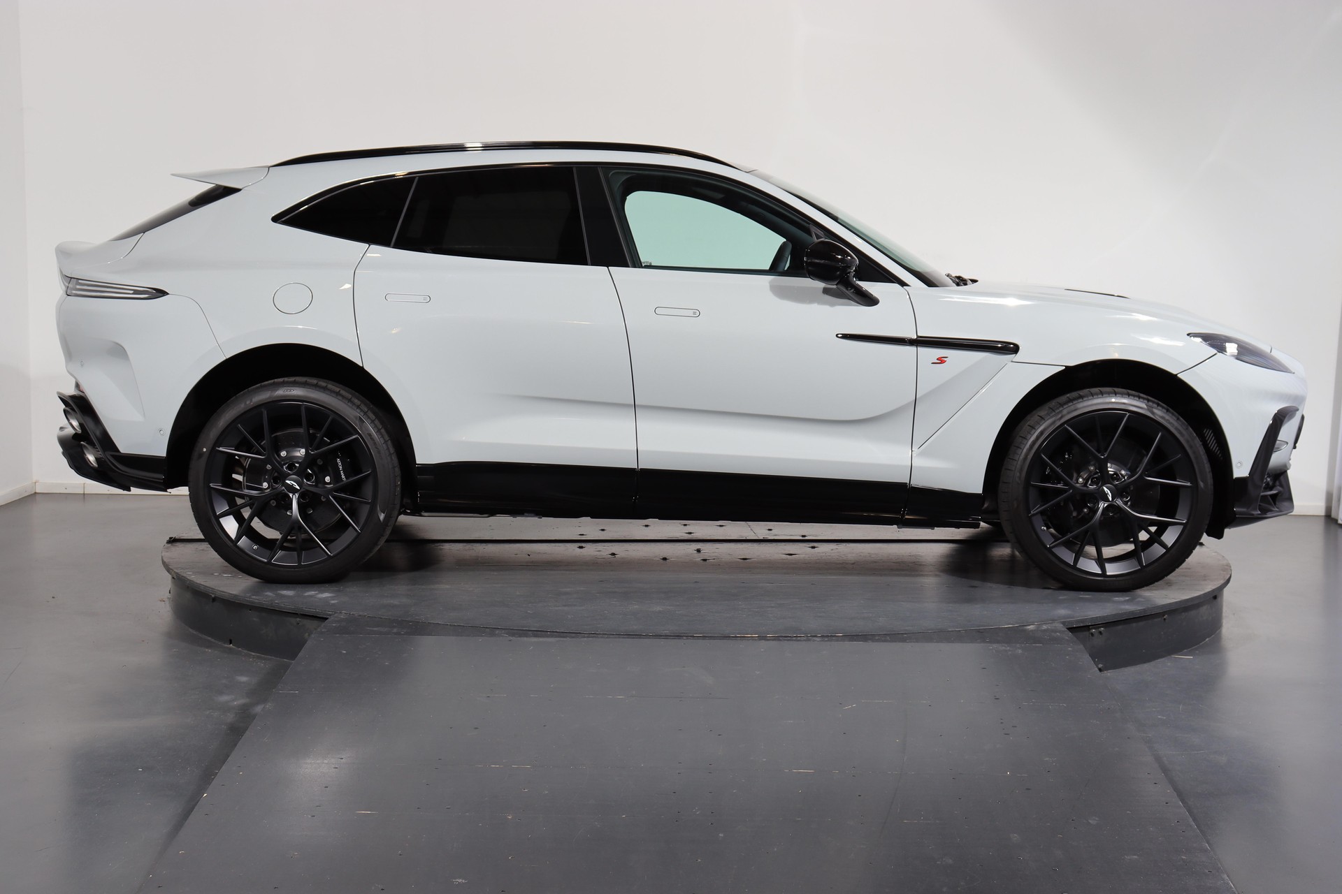 ASTON MARTIN DBX S 4.0 V8 Bi-Turbo-showroom-element-1