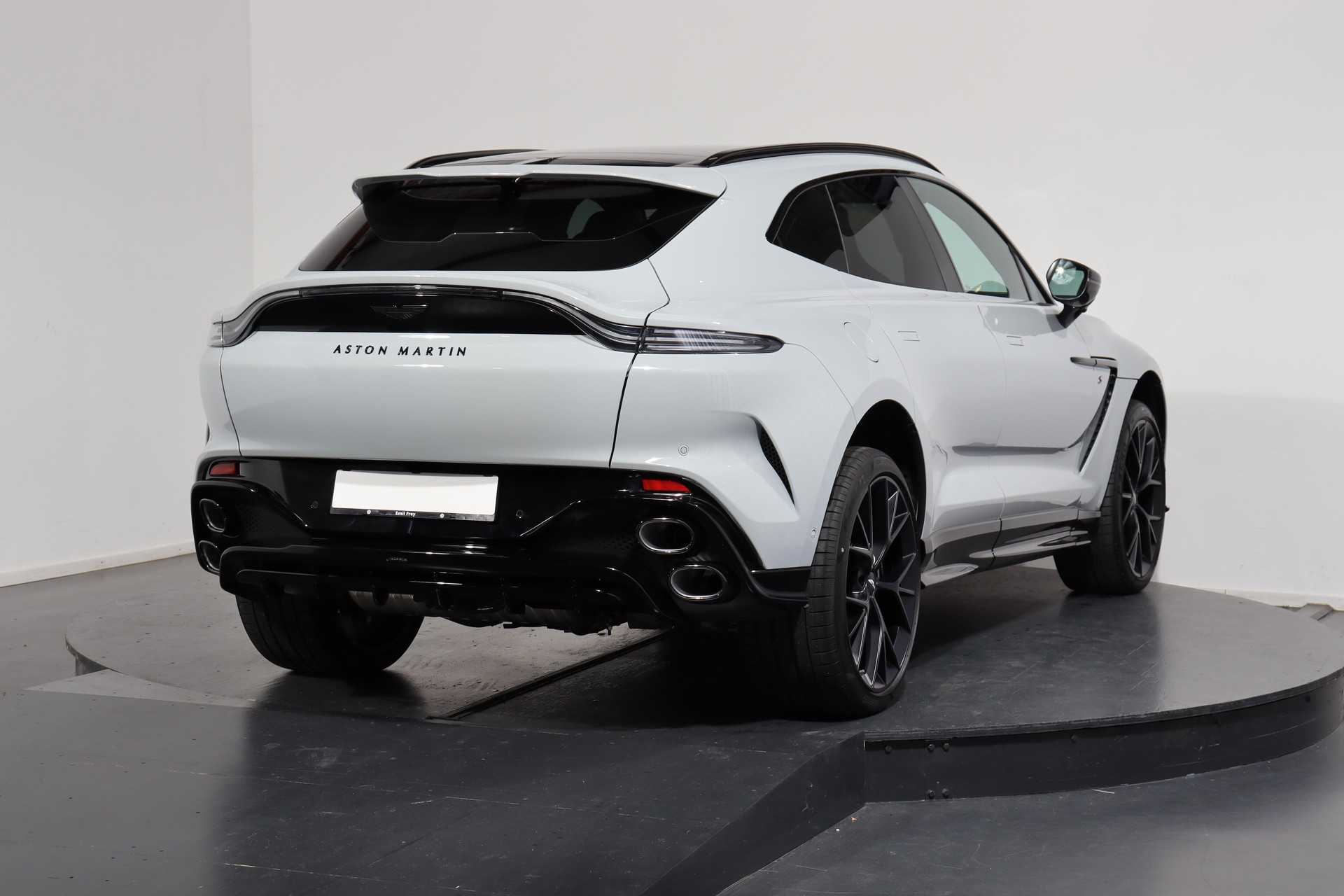 ASTON MARTIN DBX S 4.0 V8 Bi-Turbo-showroom-element-2
