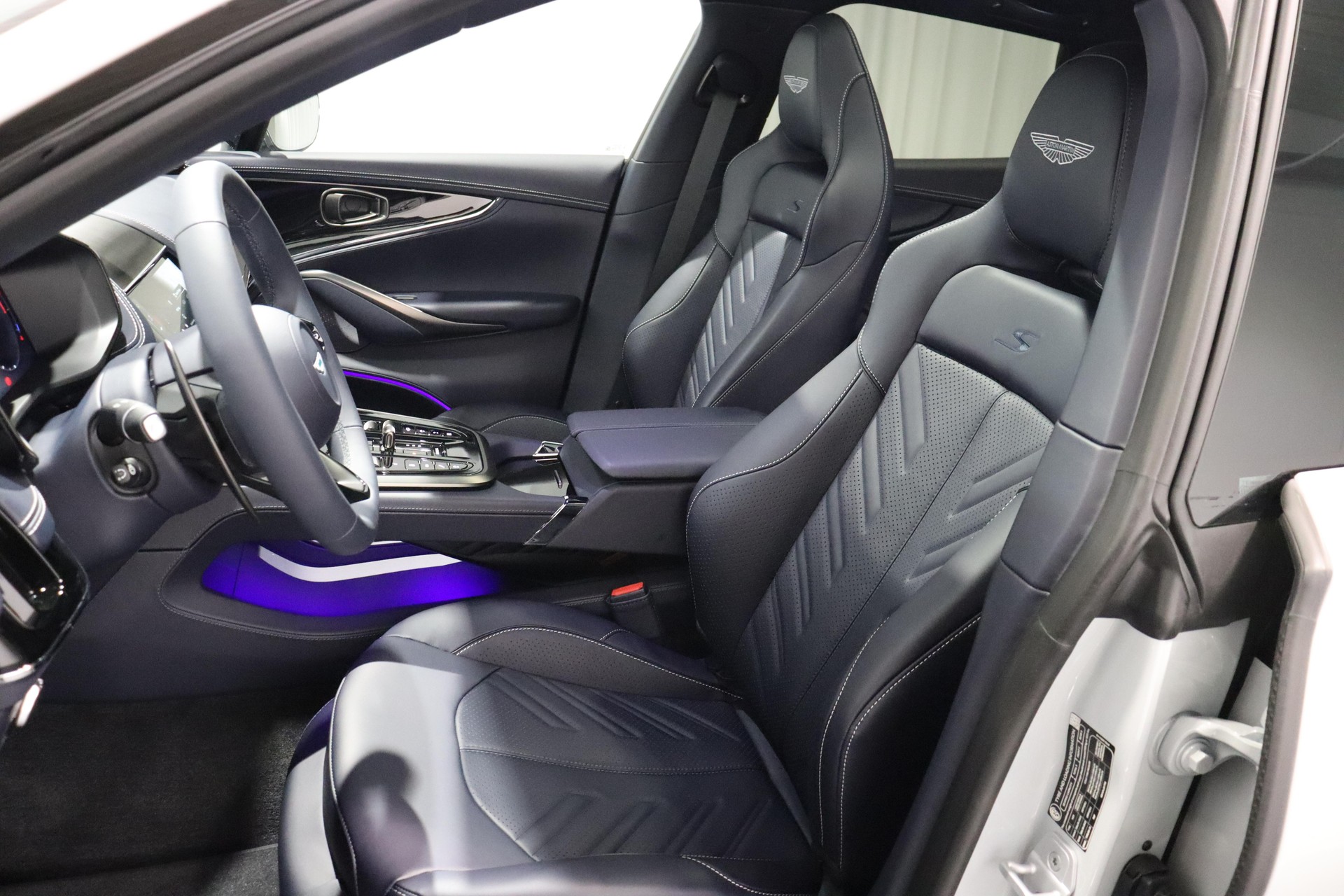 ASTON MARTIN DBX S 4.0 V8 Bi-Turbo-showroom-element-3