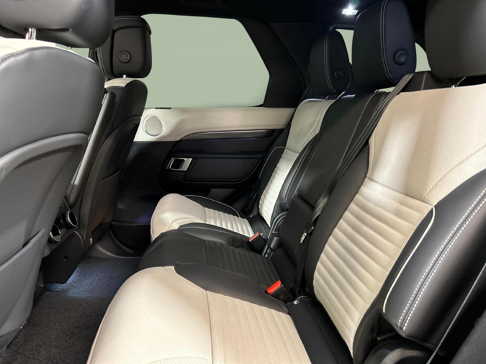 LAND ROVER Discovery 3.0 I6 Metropolitan Edition-showroom-element-3