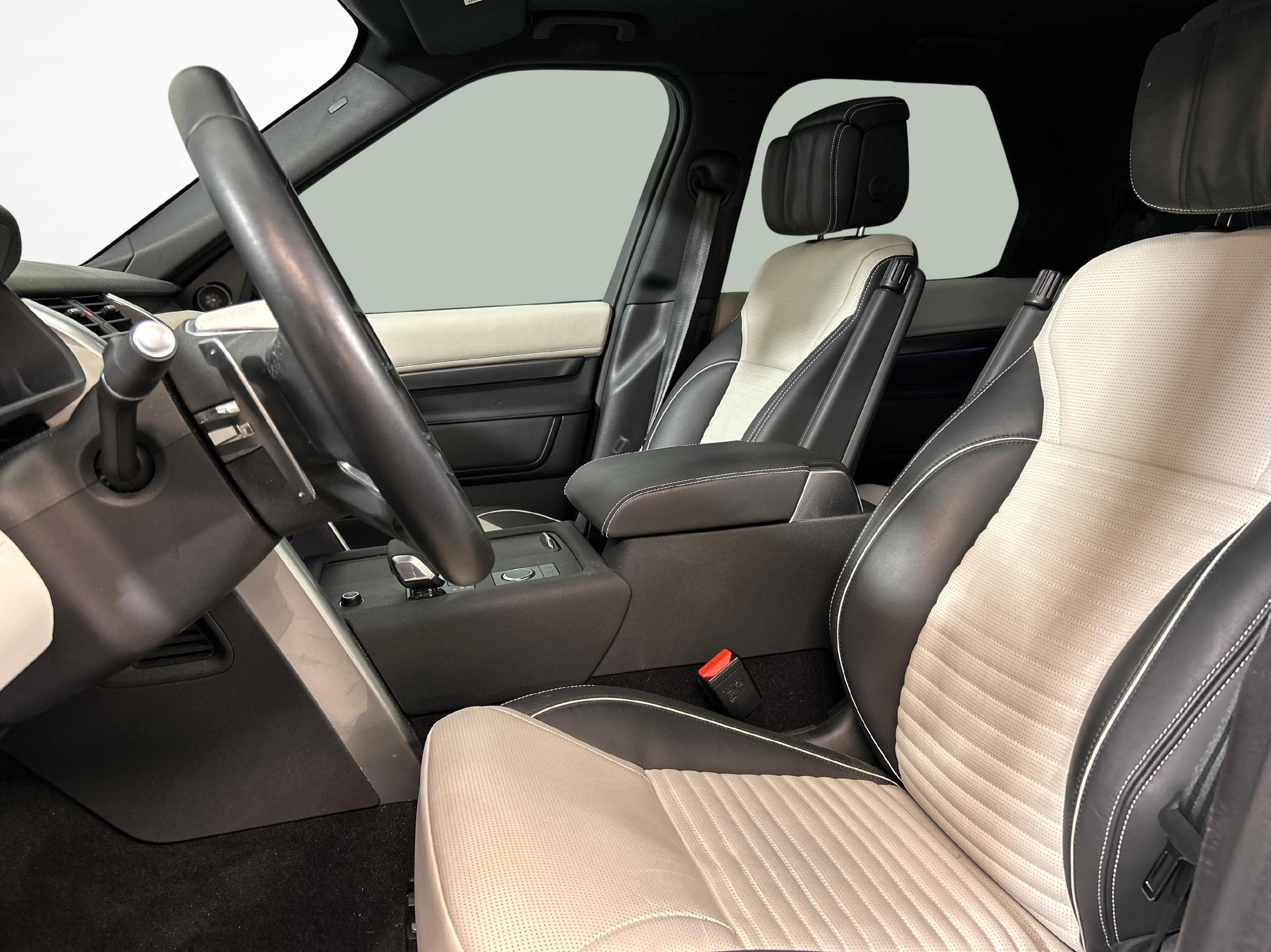 LAND ROVER Discovery 3.0 I6 Metropolitan Edition-showroom-element-2