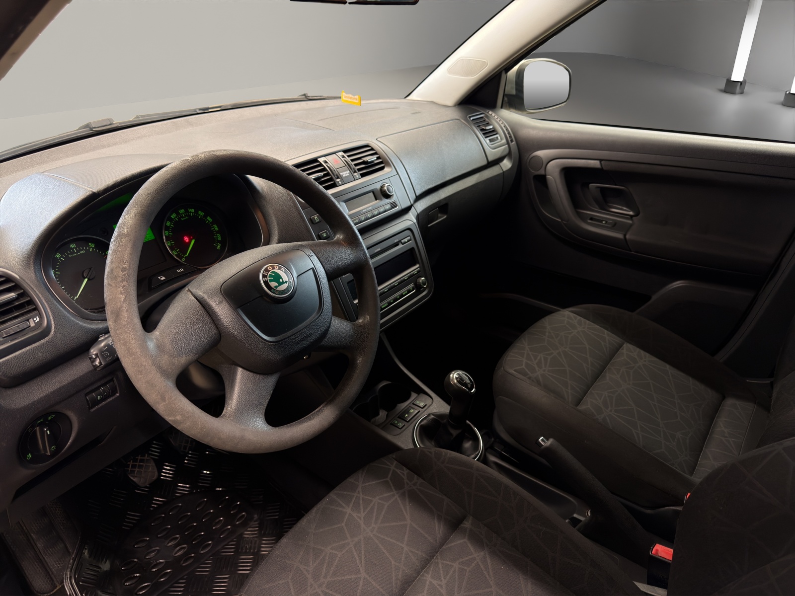 SKODA Fabia 1.2 TSI Ambiente-image-9
