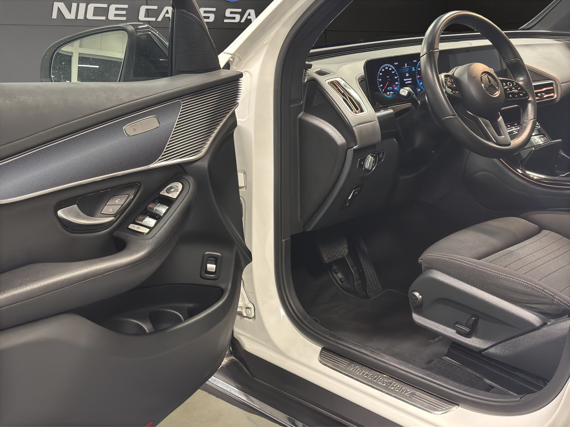 MERCEDES-BENZ EQC 400 4Matic EQ Star-image-17