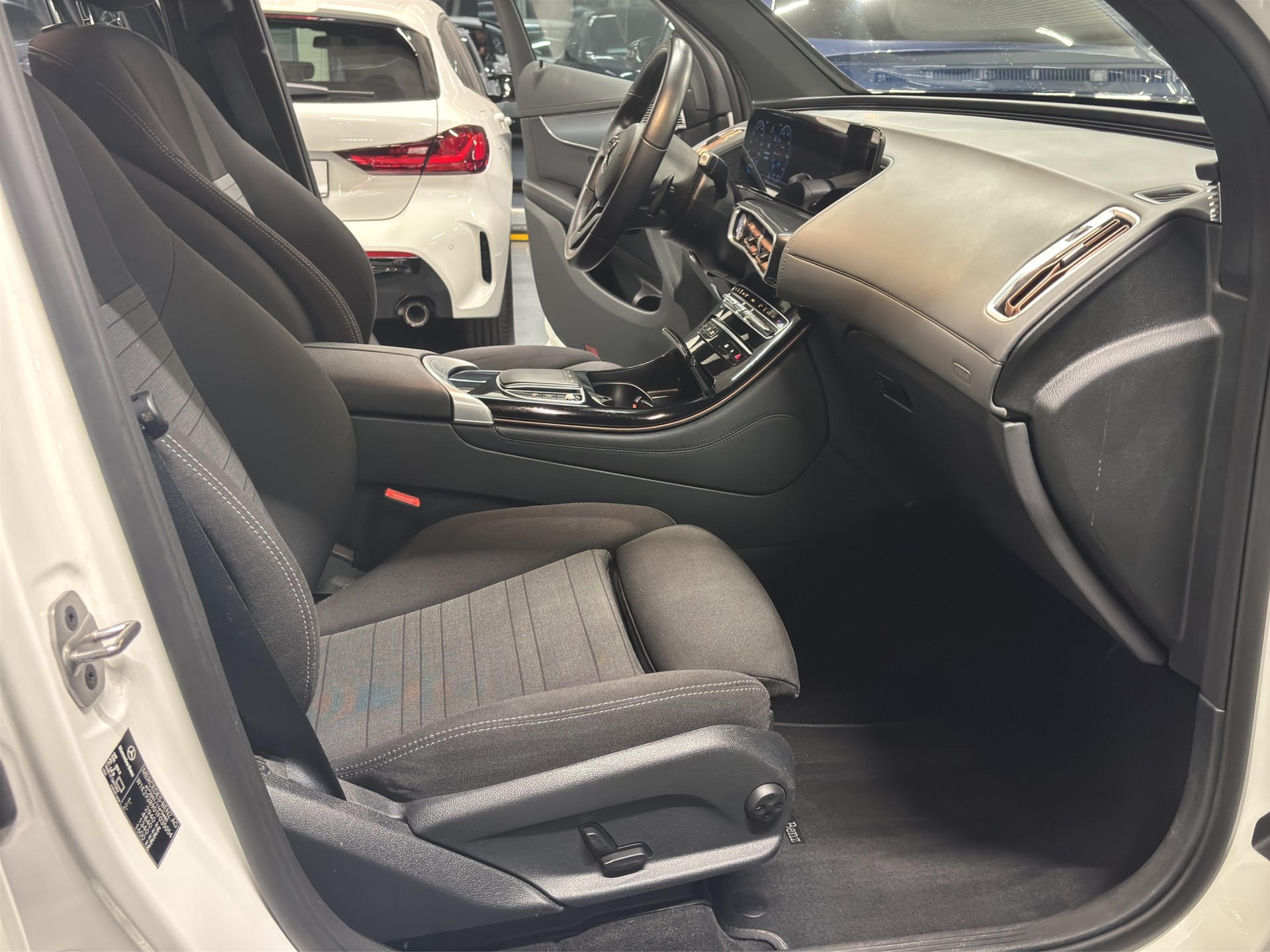 MERCEDES-BENZ EQC 400 4Matic EQ Star-image-18