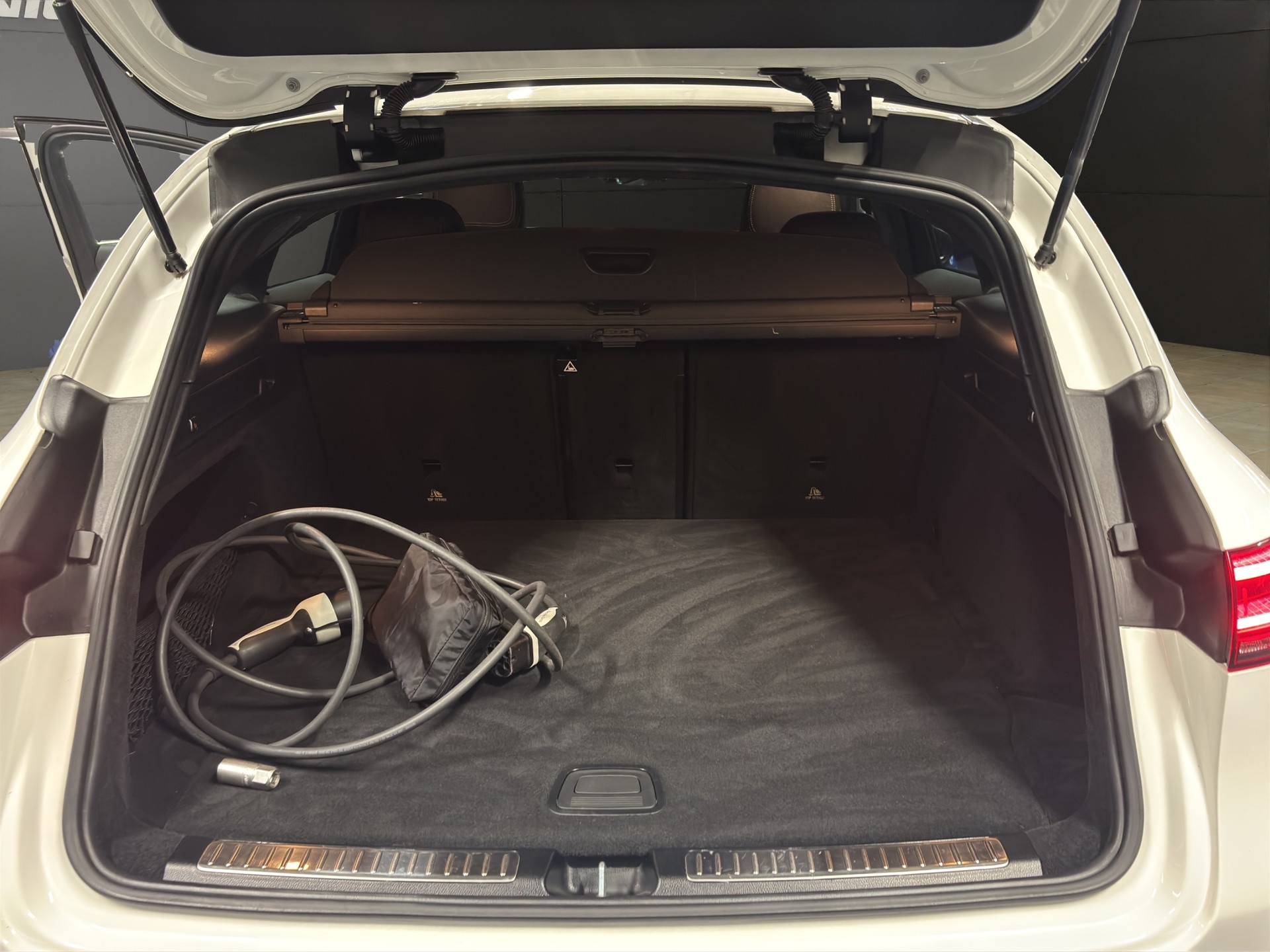 MERCEDES-BENZ EQC 400 4Matic EQ Star-image-23
