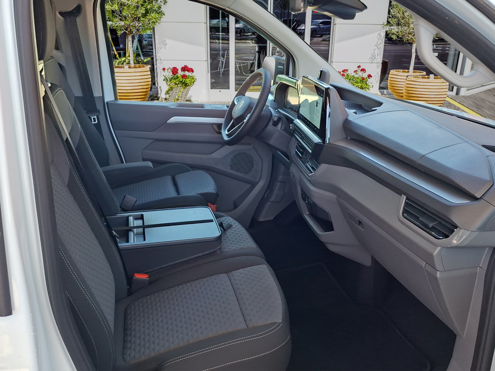 VW Caravelle 2.5TSI eHYBRID 16,5 kWh Life Aut.8-image-18