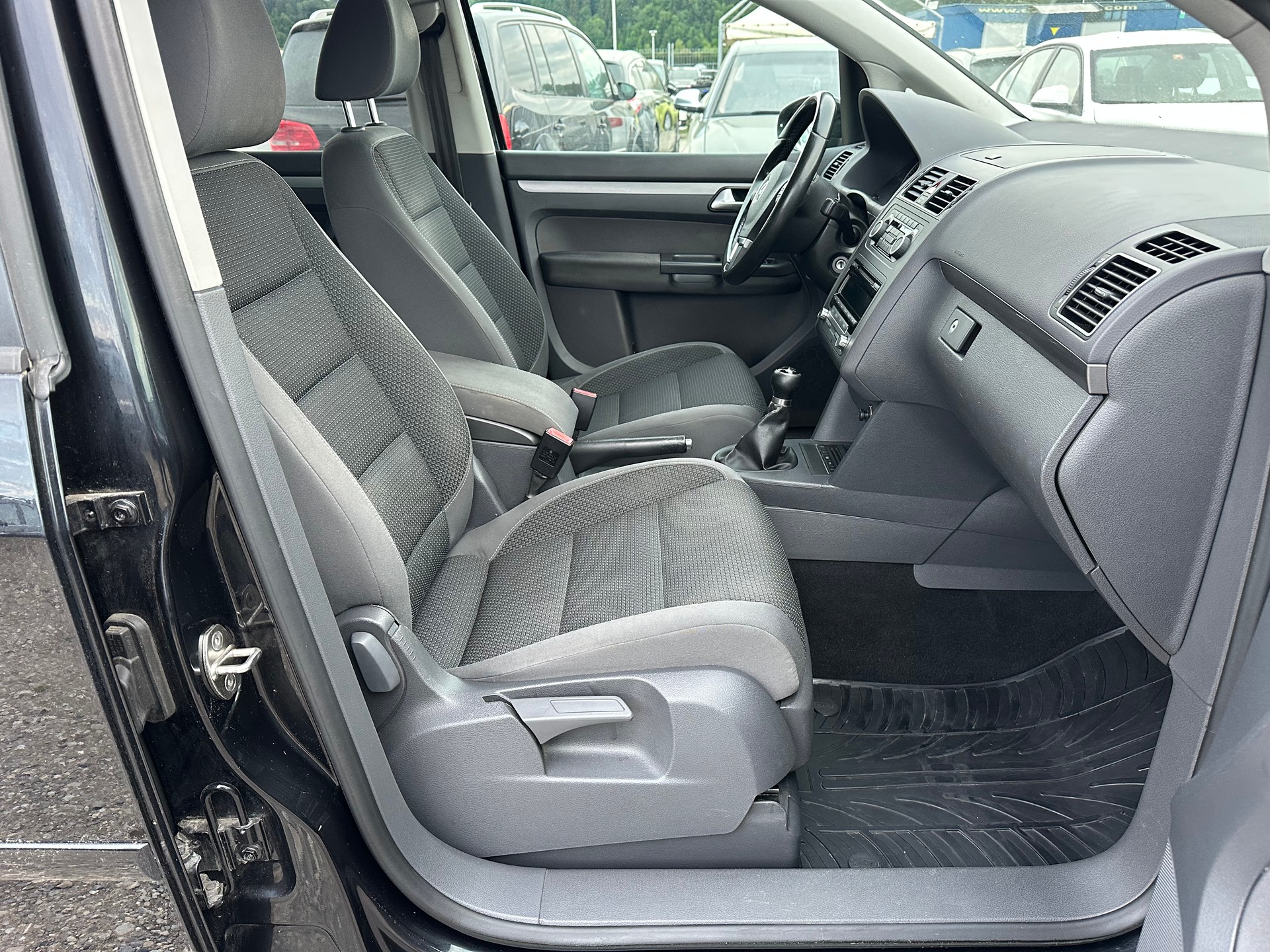 VW Touran 2.0 TDI Comfortline-image-12