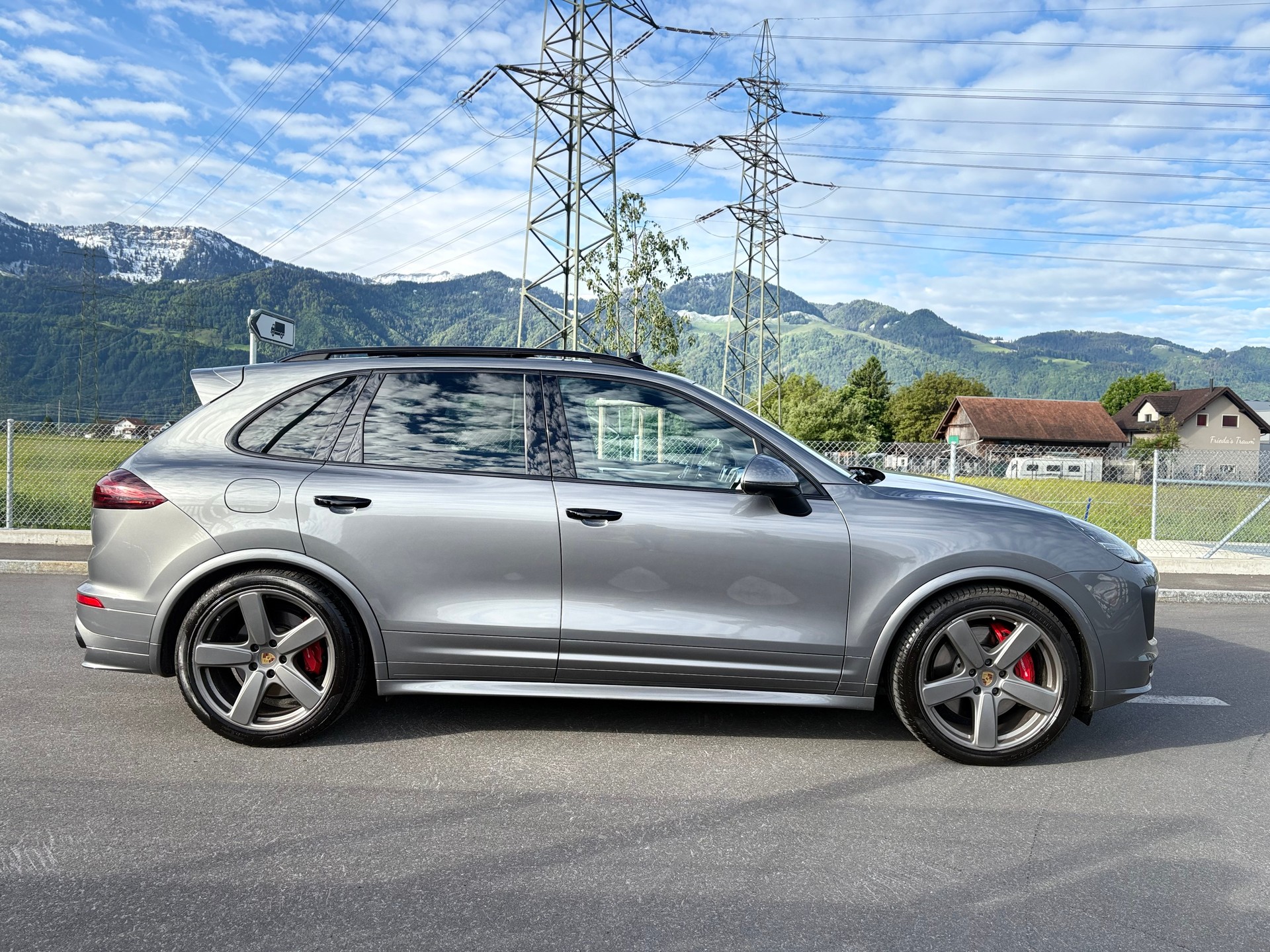 PORSCHE Cayenne GTS-showroom-element-2