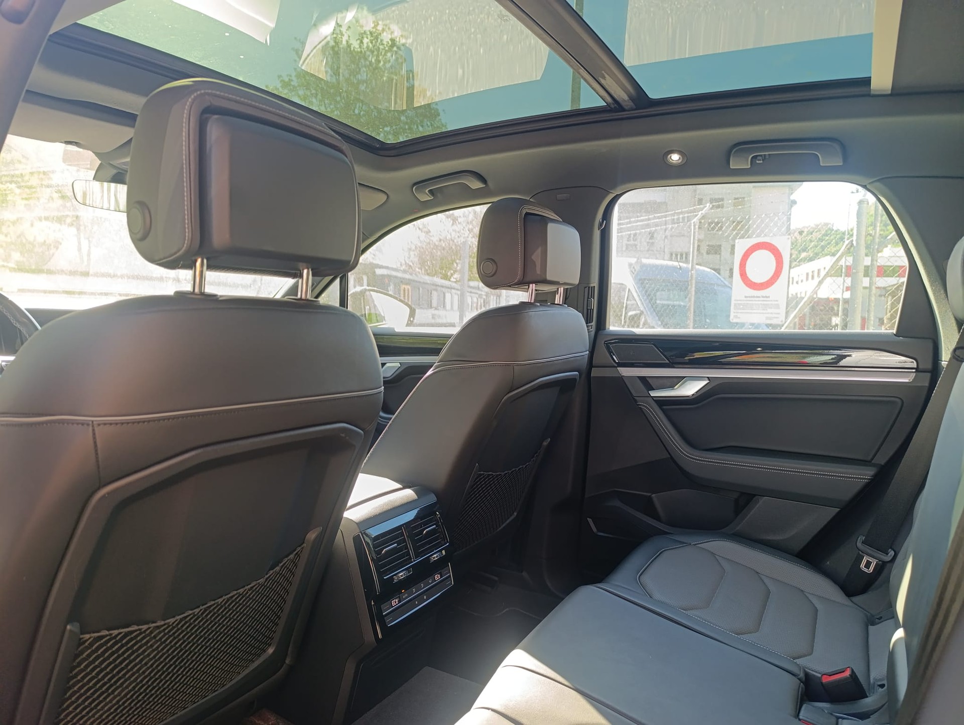 VW Touareg 3.0 TSI R-Line Tiptronic-image-7