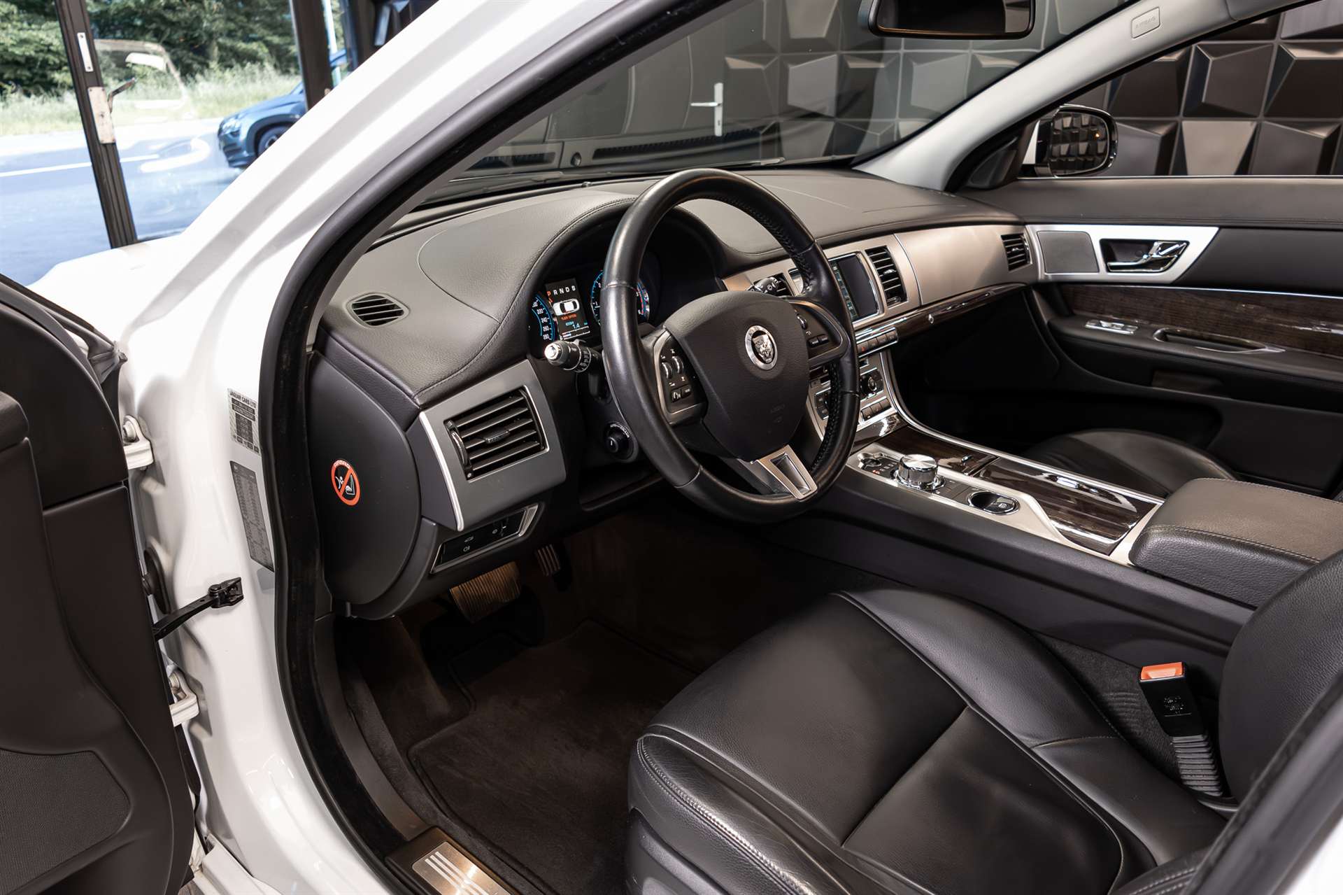 JAGUAR XF 2.2 D Luxury-image-12