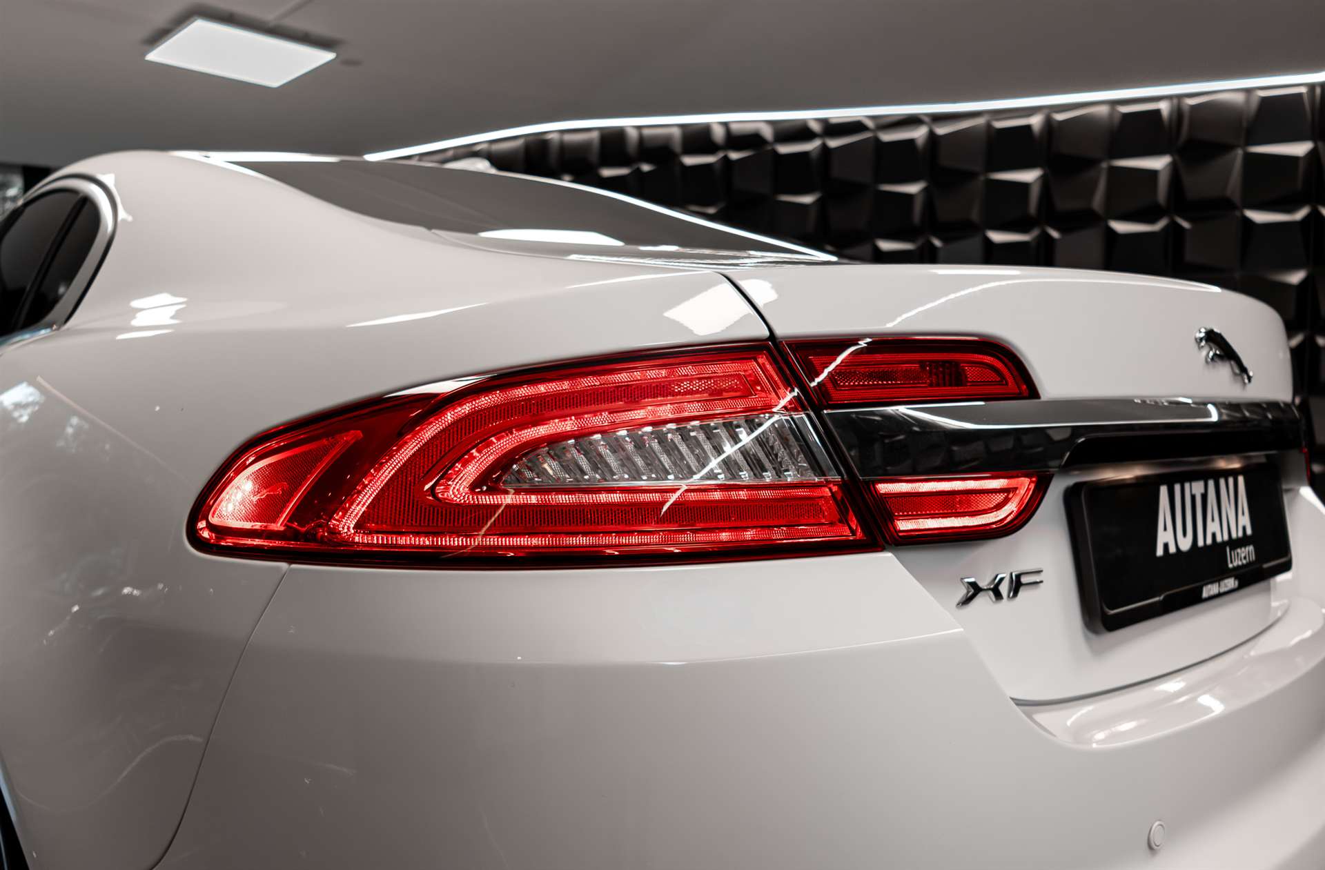 JAGUAR XF 2.2 D Luxury-image-28