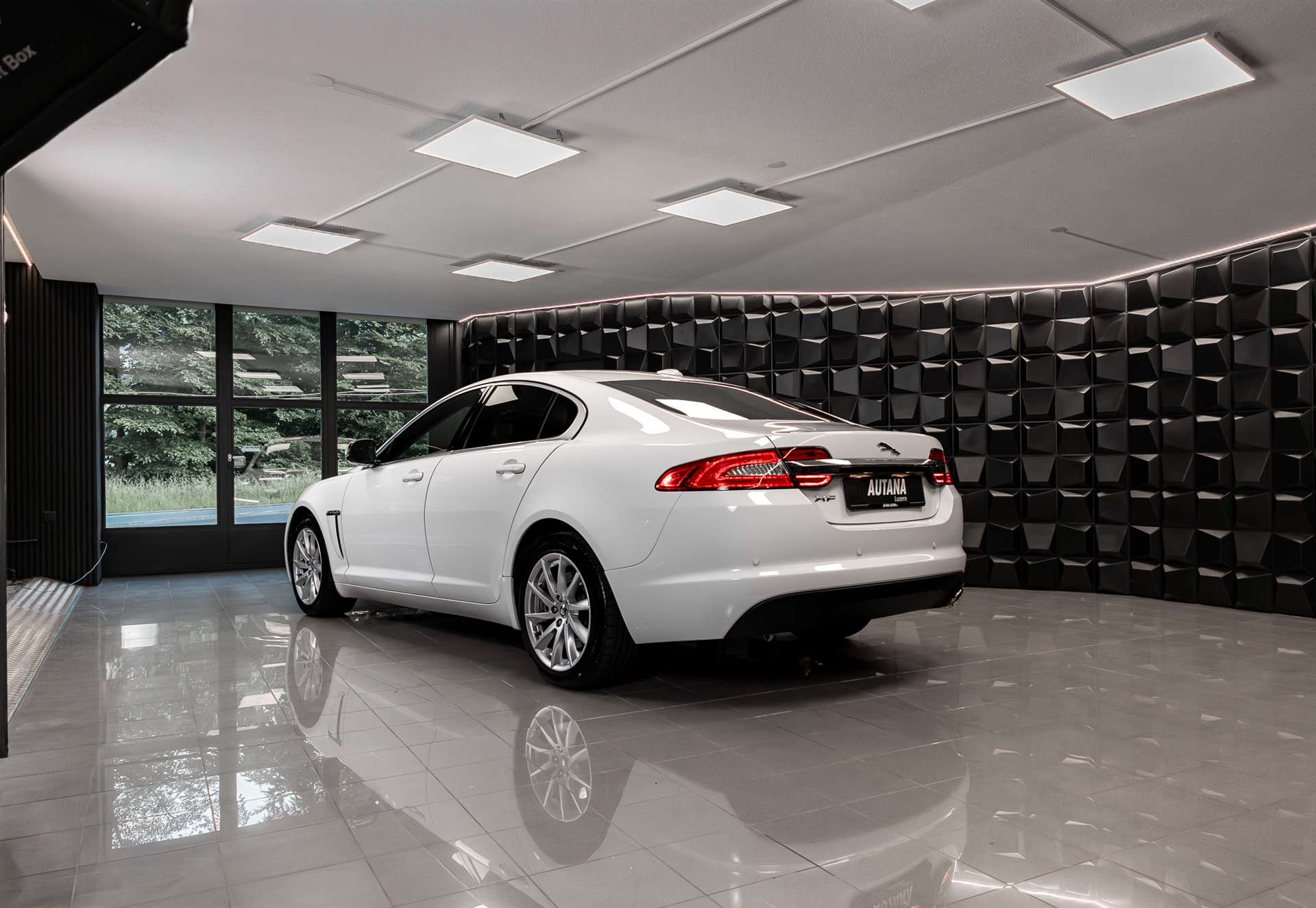 JAGUAR XF 2.2 D Luxury-showroom-element-2